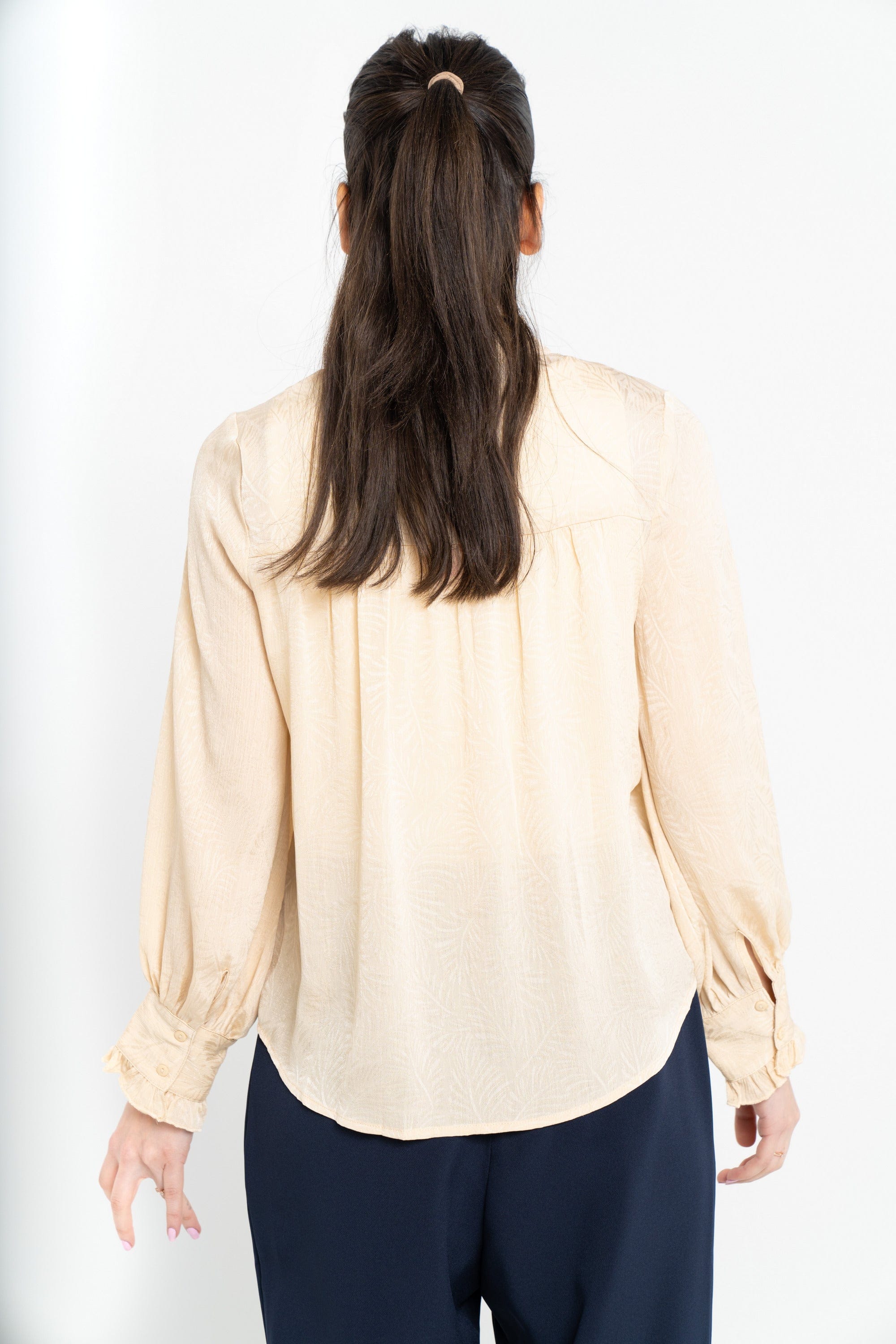 نتشي بلوزة سادة كم طويل بف نسائي