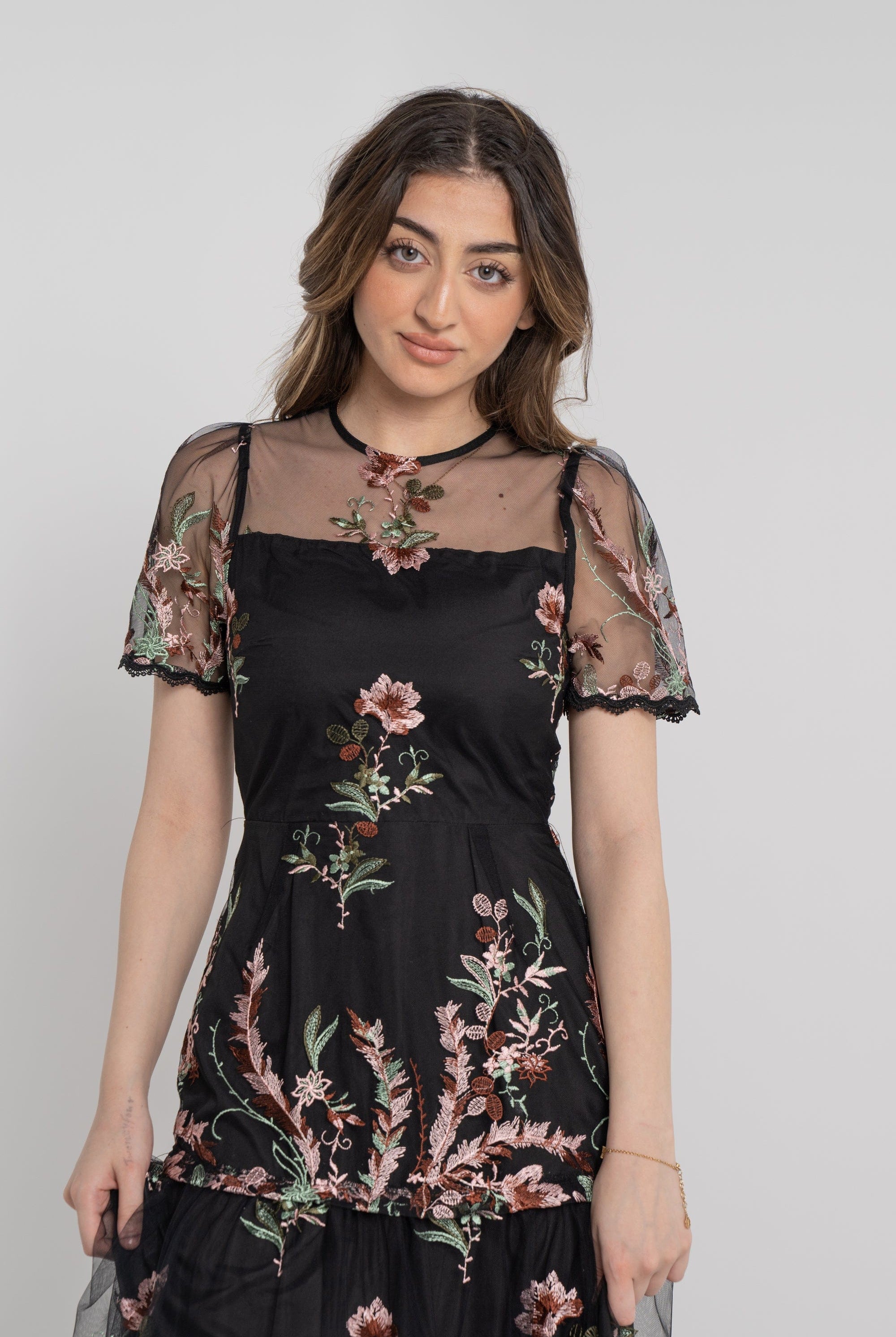 نتشي فستان ميدي شفاف مطرز مبطن نص كم نسائي