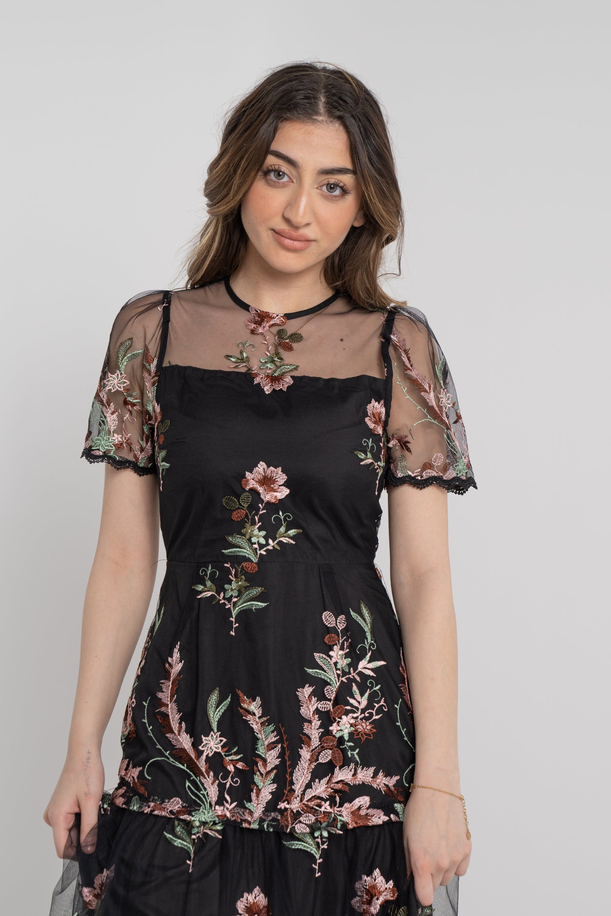 نتشي فستان ميدي شفاف مطرز مبطن نص كم نسائي