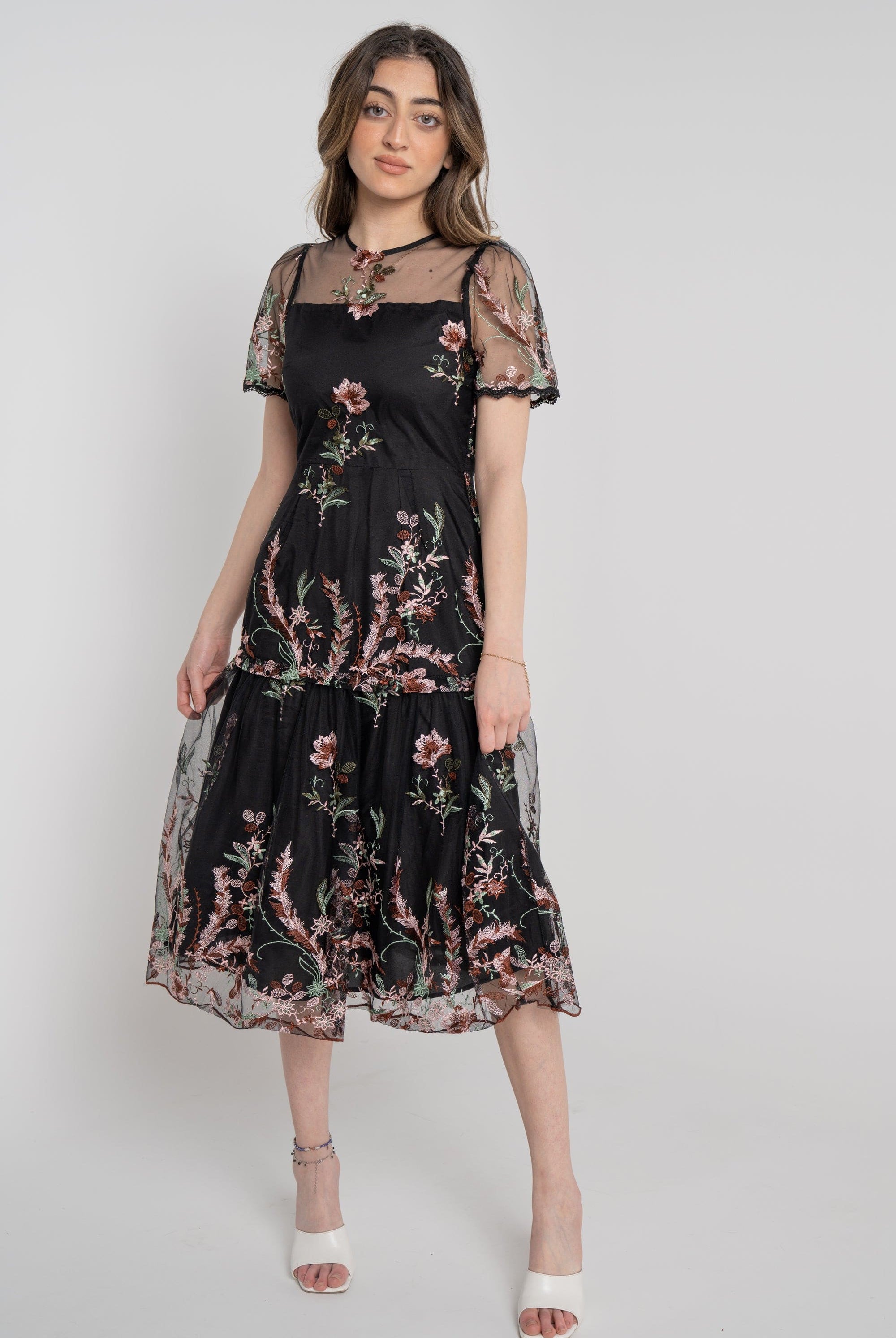 نتشي فستان ميدي شفاف مطرز مبطن نص كم نسائي