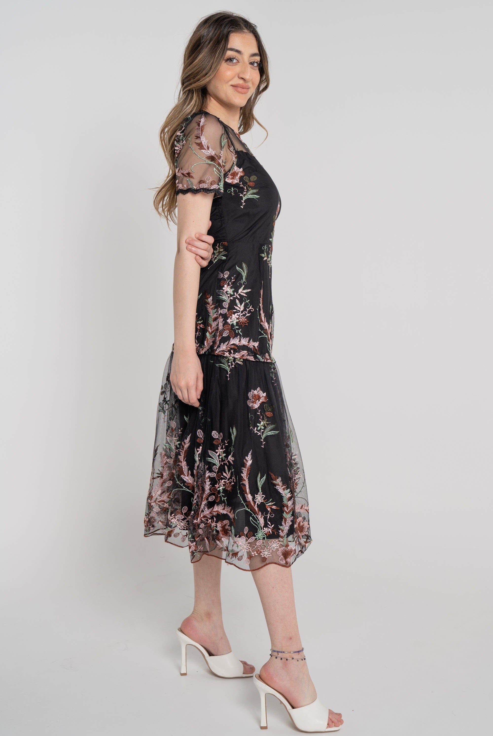 نتشي فستان ميدي شفاف مطرز مبطن نص كم نسائي