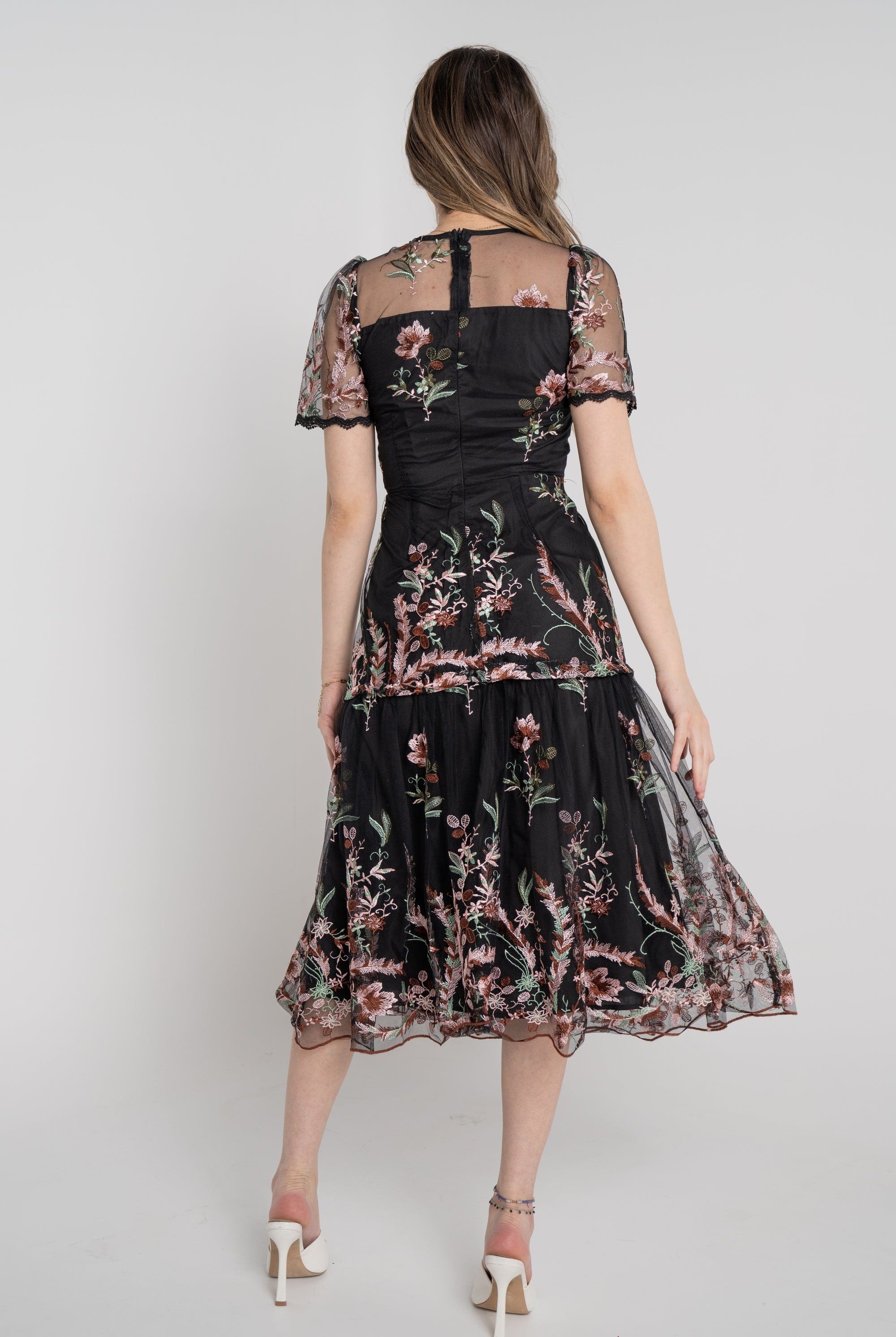 نتشي فستان ميدي شفاف مطرز مبطن نص كم نسائي