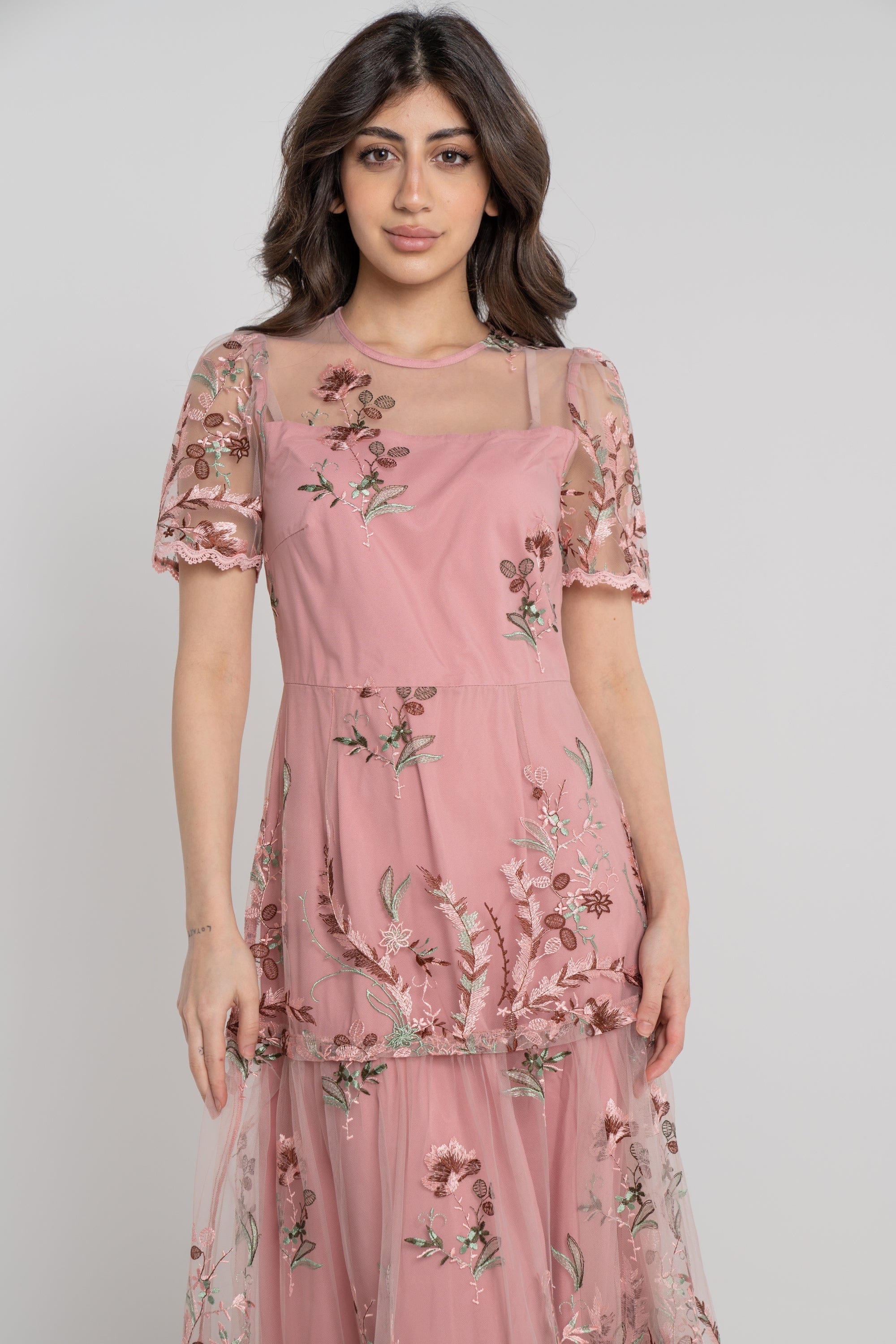 نتشي فستان ميدي شفاف مطرز مبطن نص كم نسائي