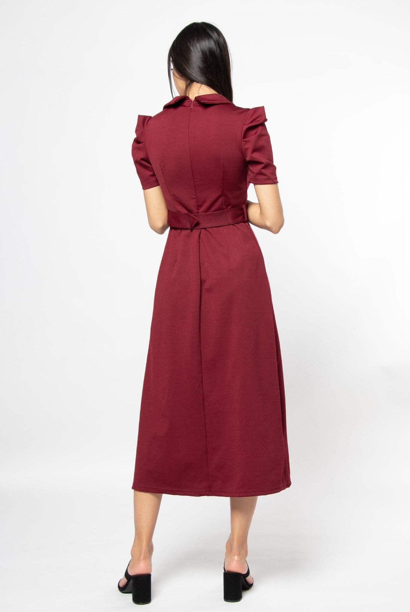 نتشي فستان ميدي قصير الأكمام بياقة عريضة وحزام