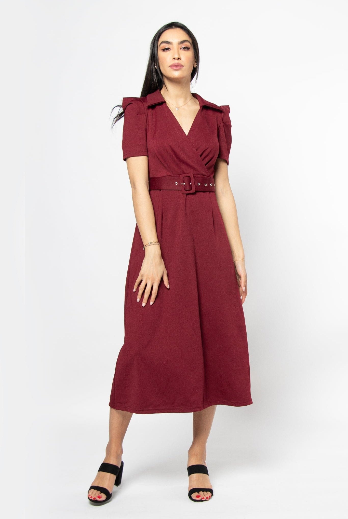 نتشي فستان ميدي قصير الأكمام بياقة عريضة وحزام