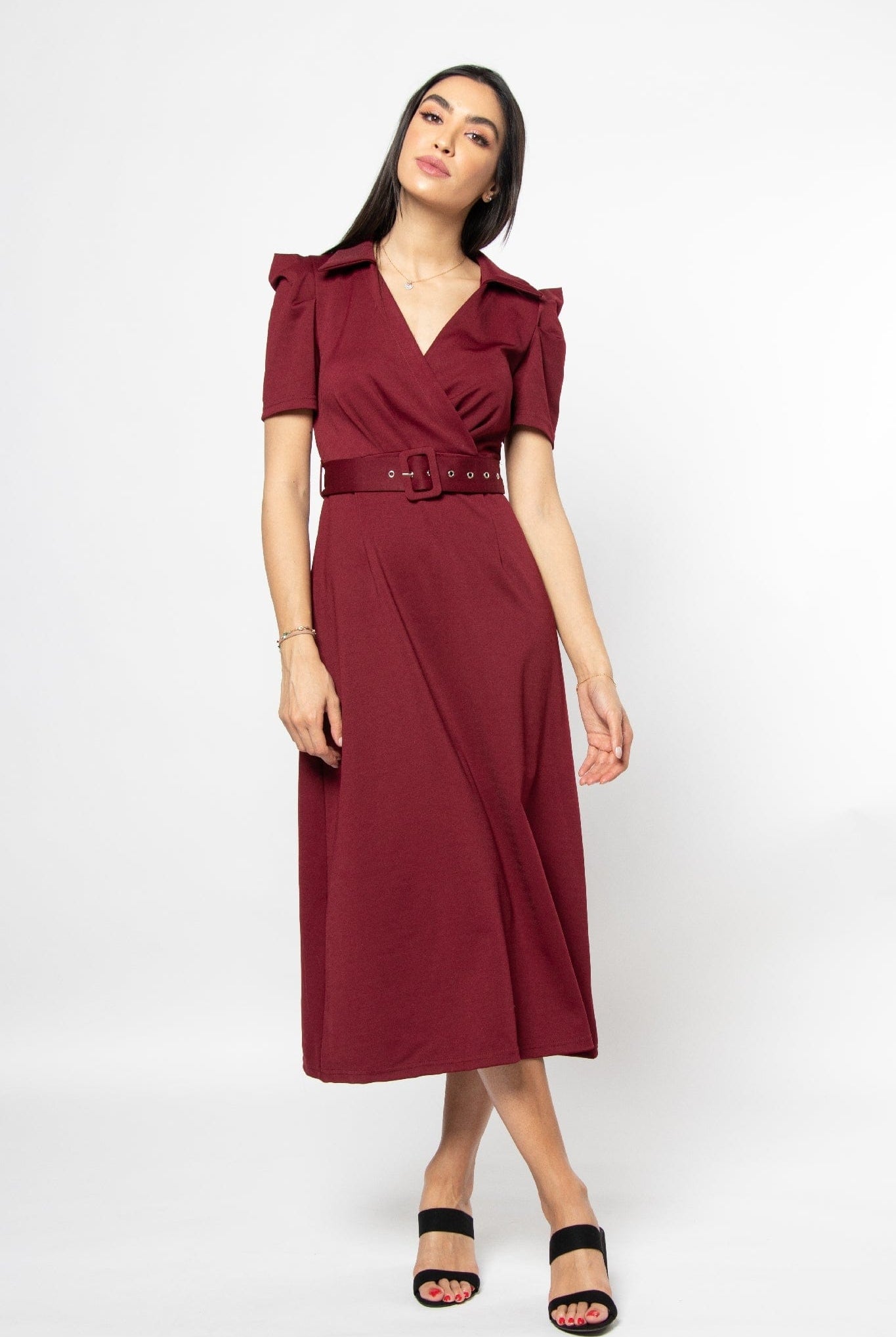 نتشي فستان ميدي قصير الأكمام بياقة عريضة وحزام