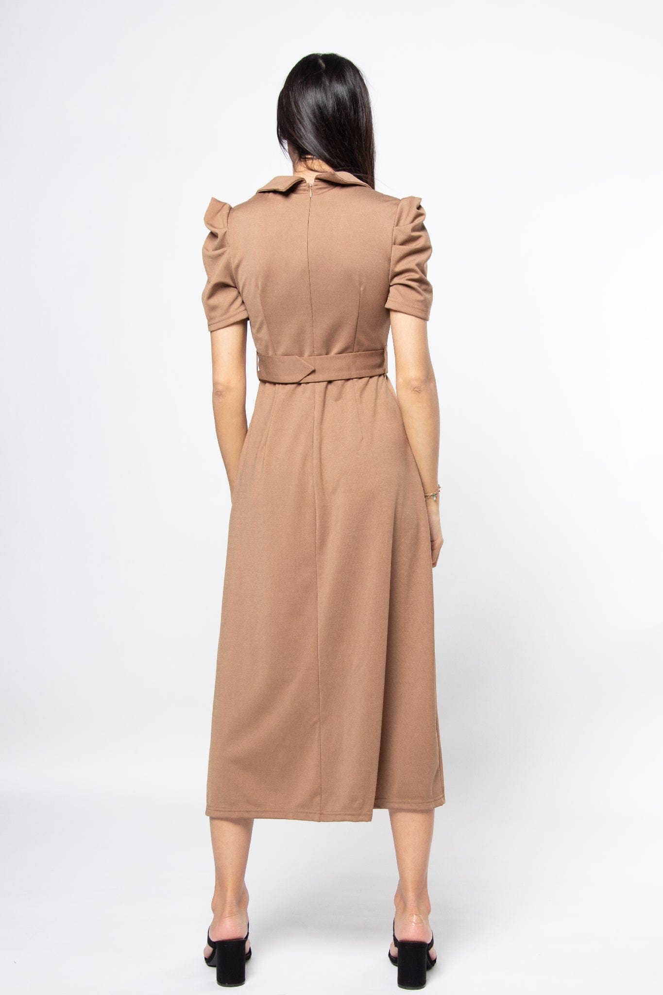 نتشي فستان ميدي قصير الأكمام بياقة عريضة وحزام