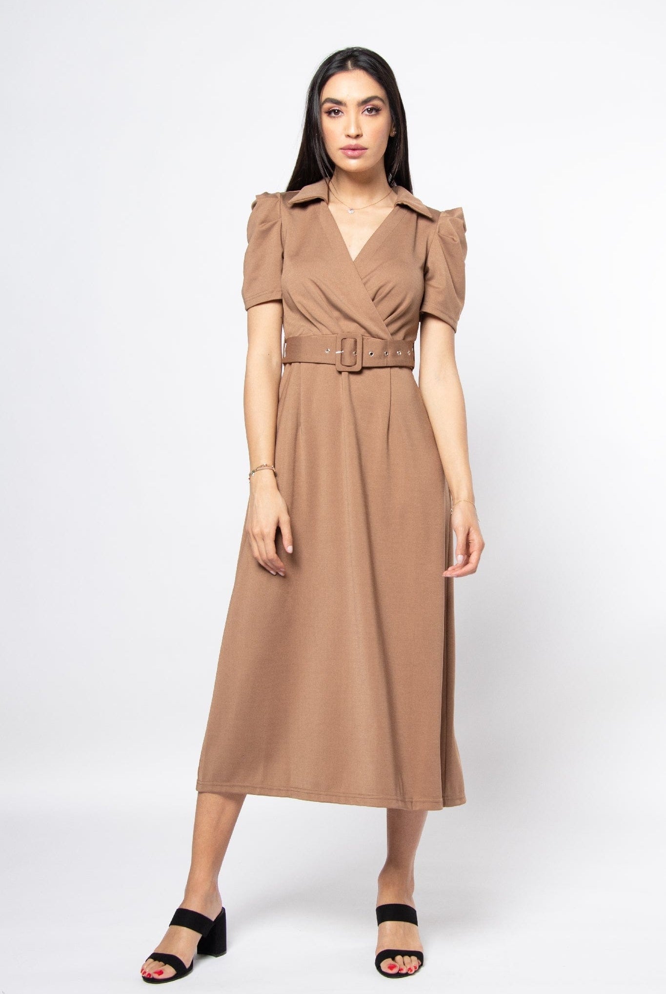 نتشي فستان ميدي قصير الأكمام بياقة عريضة وحزام