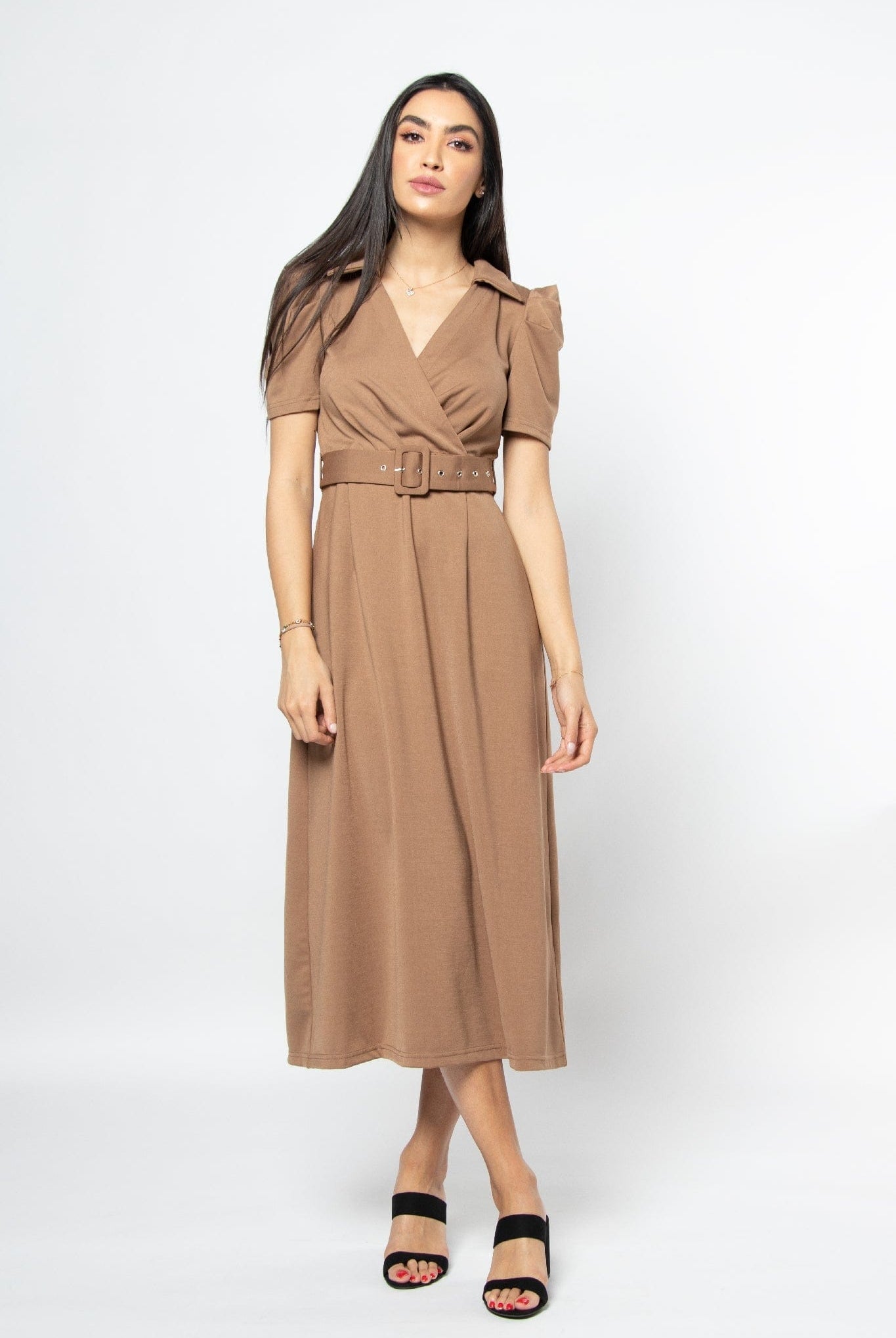 نتشي فستان ميدي قصير الأكمام بياقة عريضة وحزام