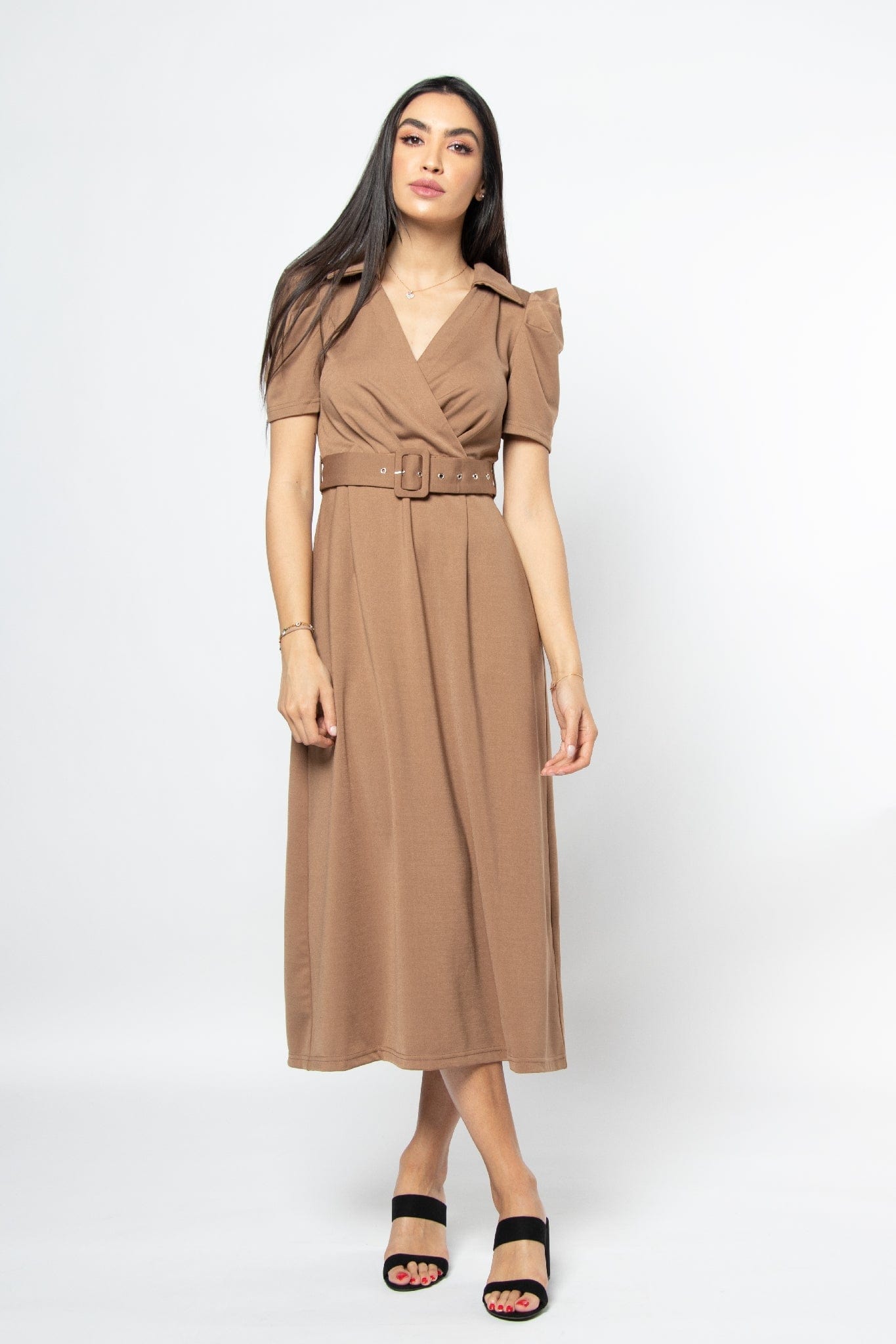 نتشي فستان ميدي قصير الأكمام بياقة عريضة وحزام