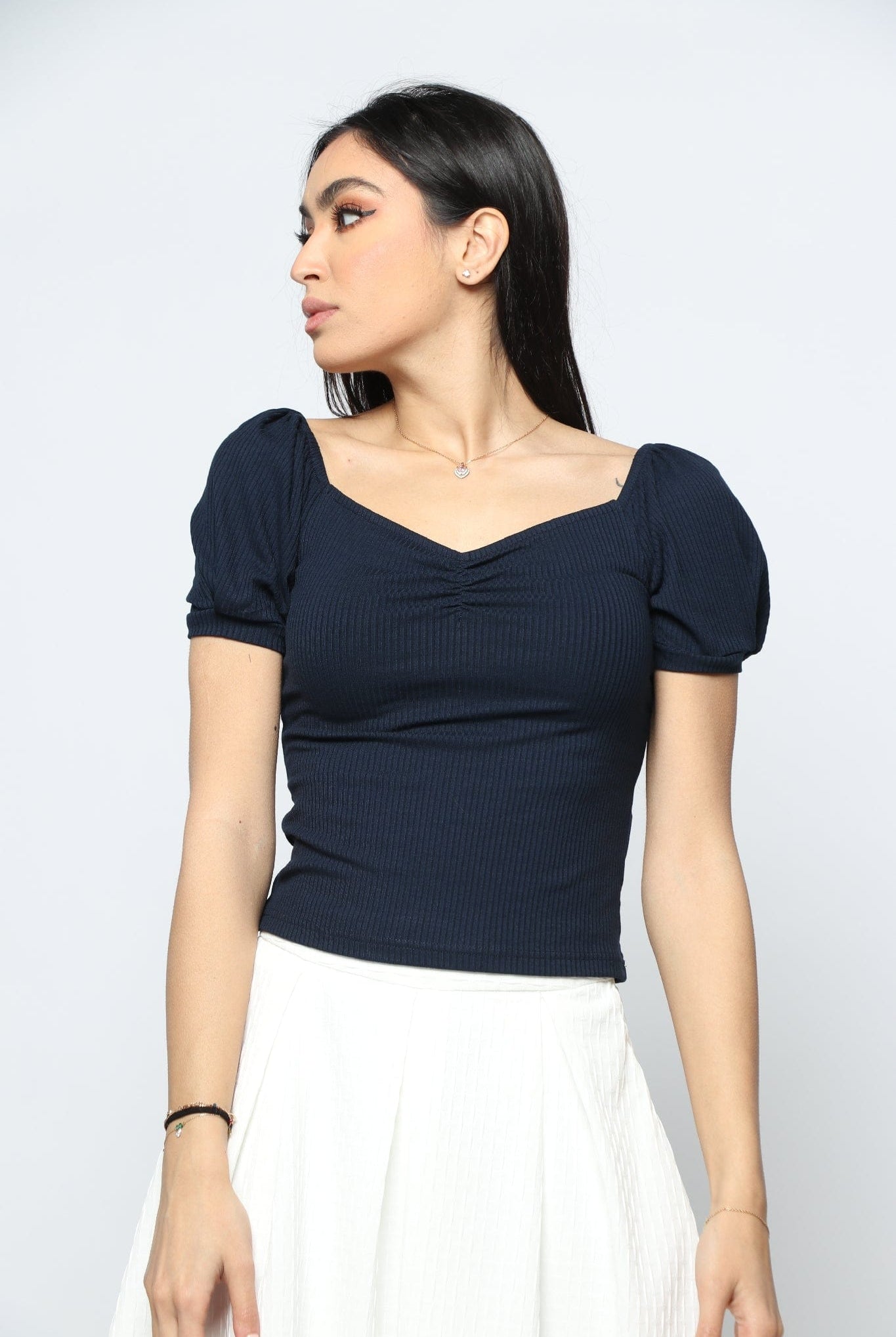 نتشي بلوزة مضلعة بأكمام قصيرة منفوخة نسائية