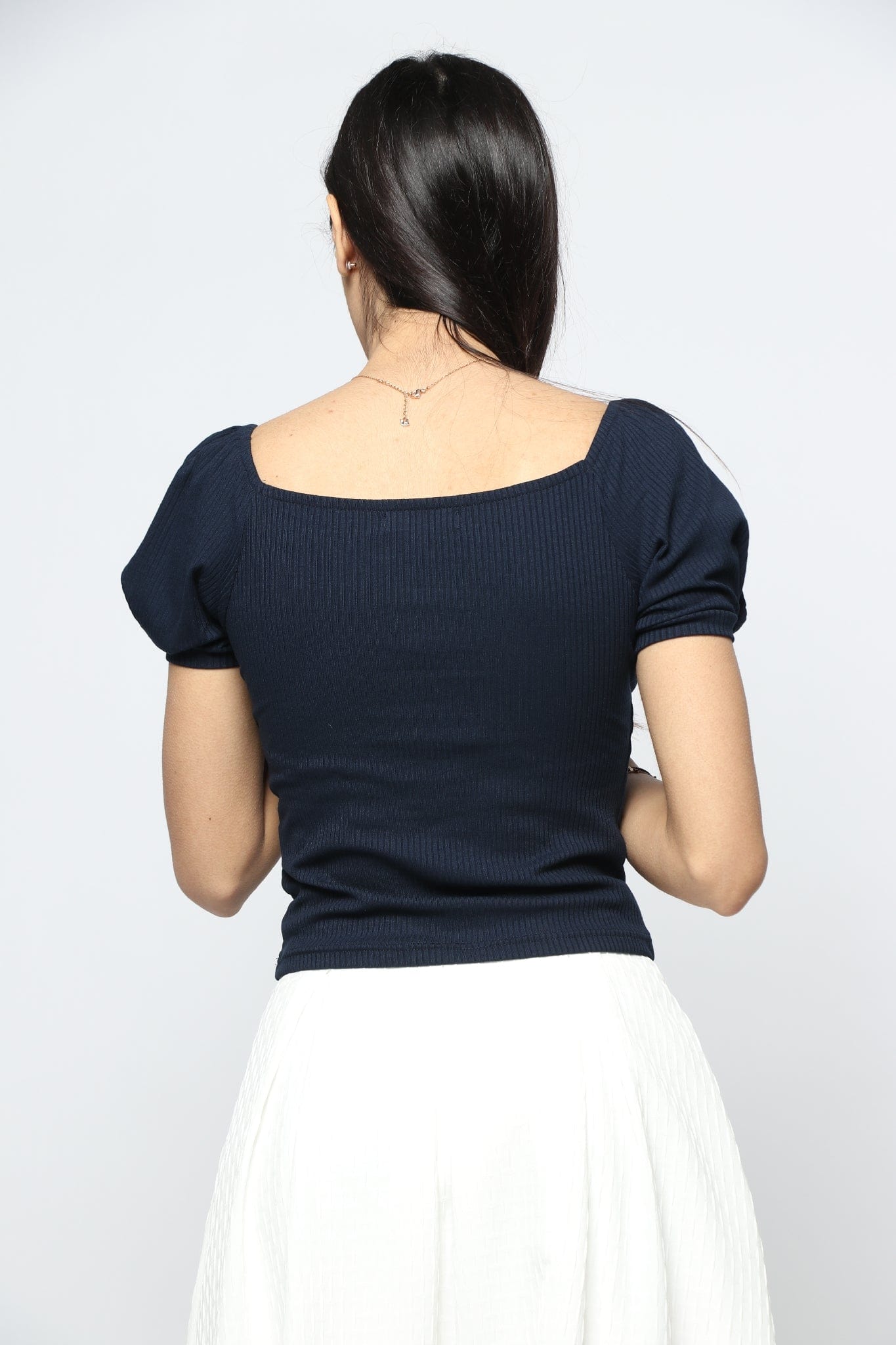 نتشي بلوزة مضلعة بأكمام قصيرة منفوخة نسائية