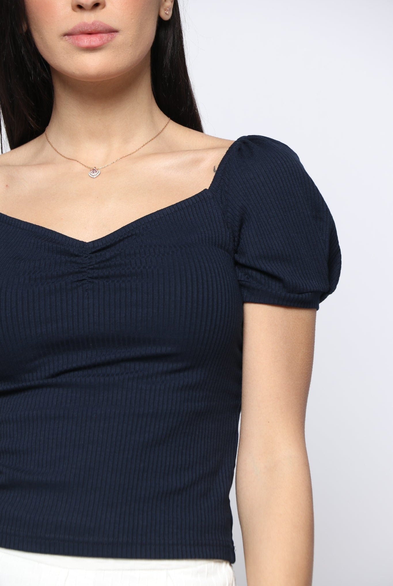 نتشي بلوزة مضلعة بأكمام قصيرة منفوخة نسائية