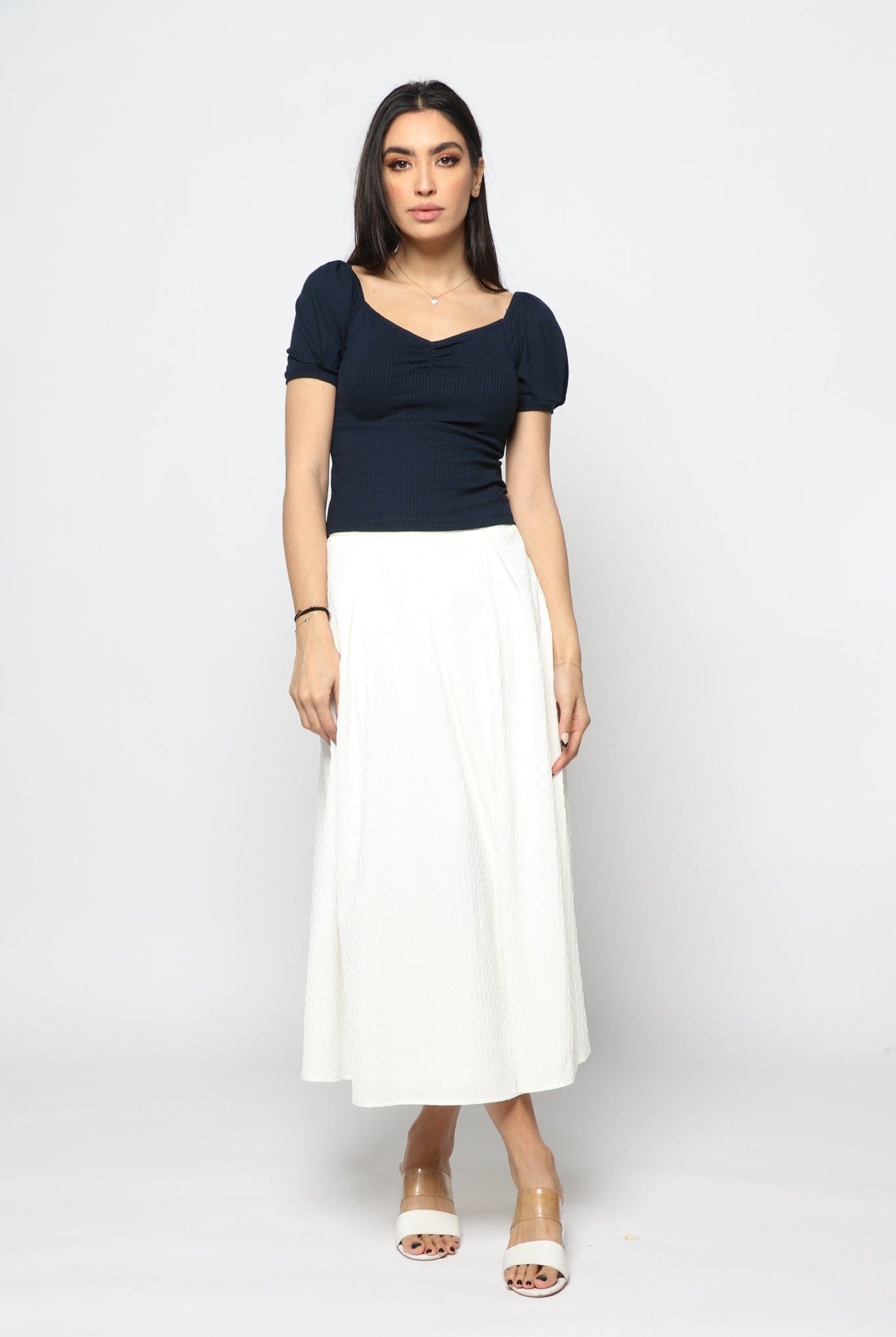 نتشي بلوزة مضلعة بأكمام قصيرة منفوخة نسائية