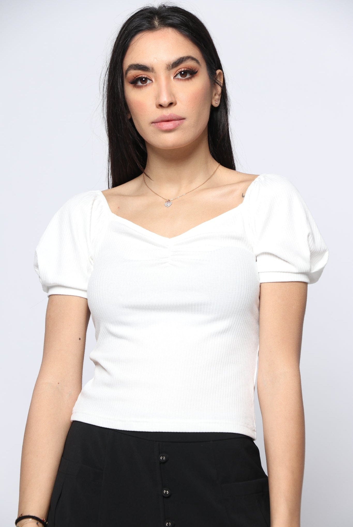 نتشي بلوزة مضلعة بأكمام قصيرة منفوخة نسائية