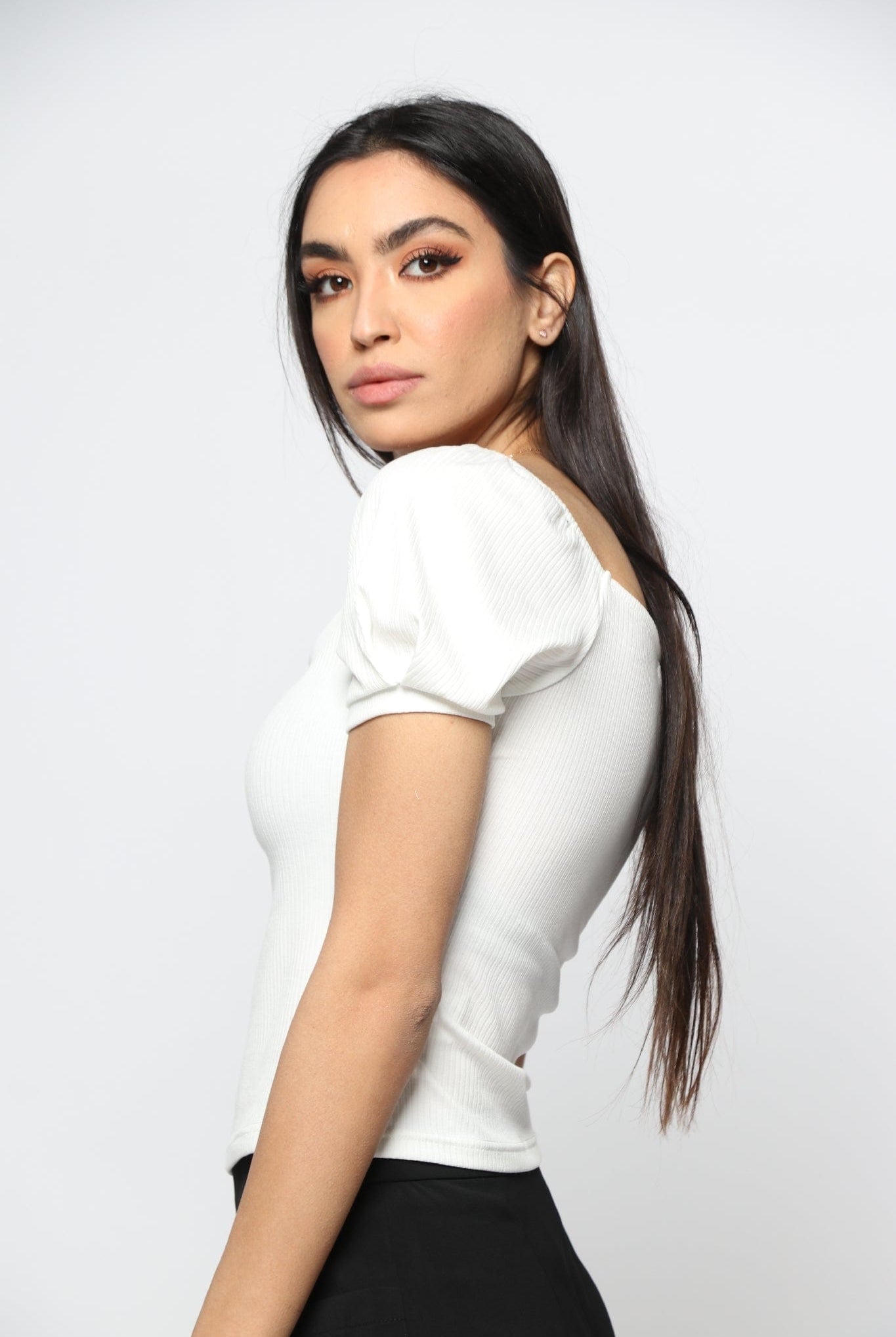 نتشي بلوزة مضلعة بأكمام قصيرة منفوخة نسائية