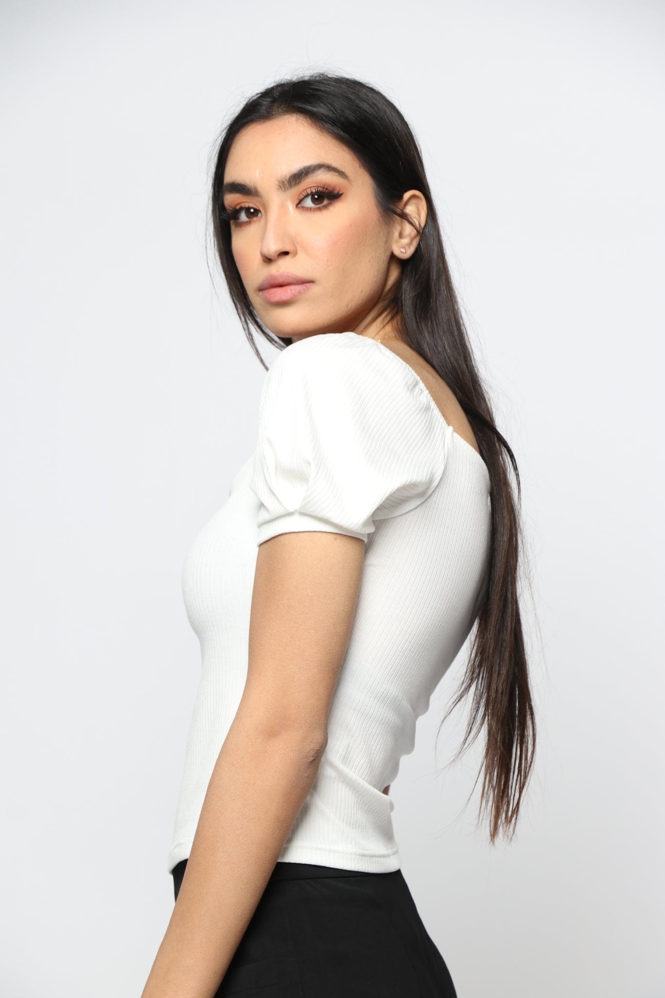 نتشي بلوزة مضلعة بأكمام قصيرة منفوخة نسائية