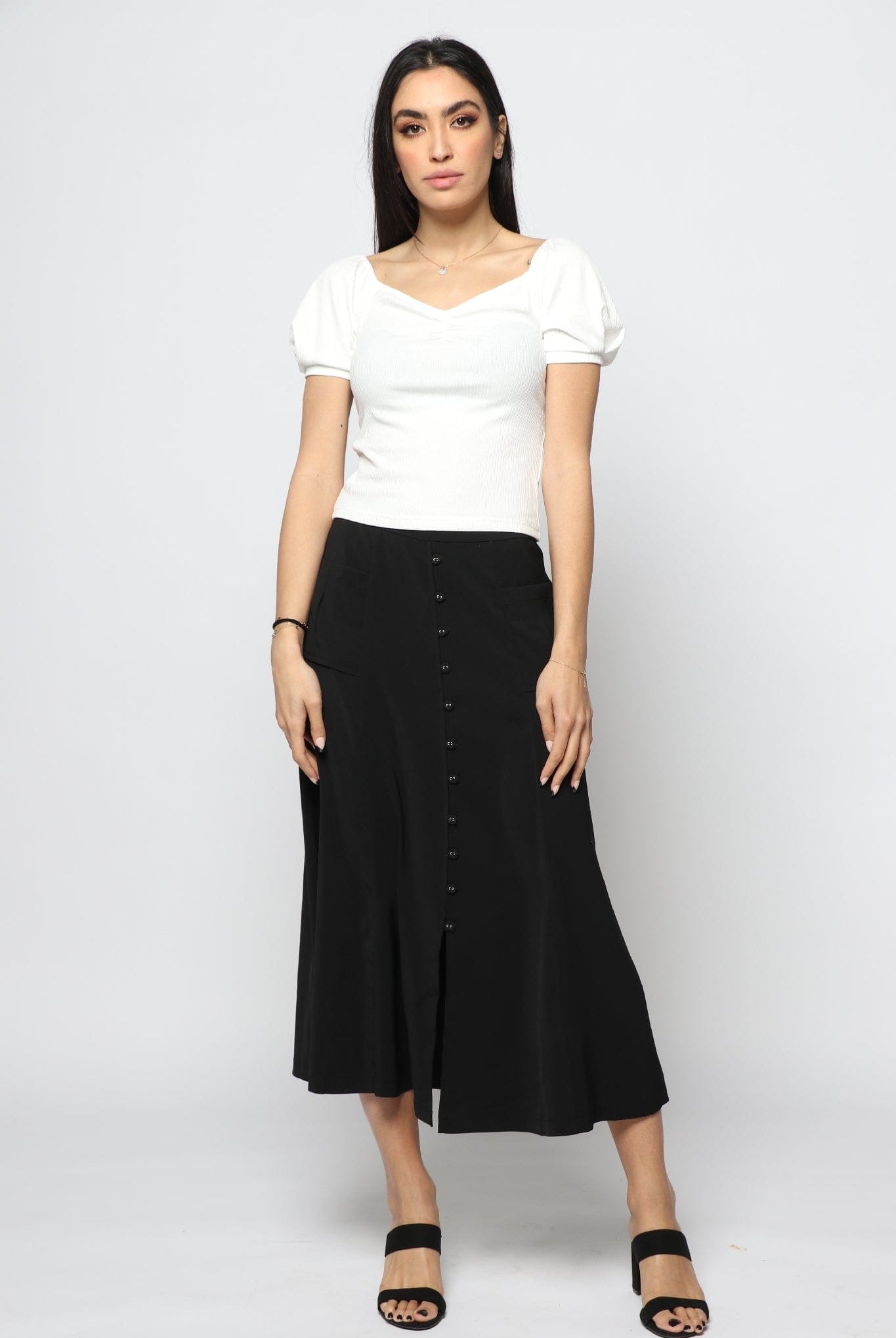 نتشي بلوزة مضلعة بأكمام قصيرة منفوخة نسائية