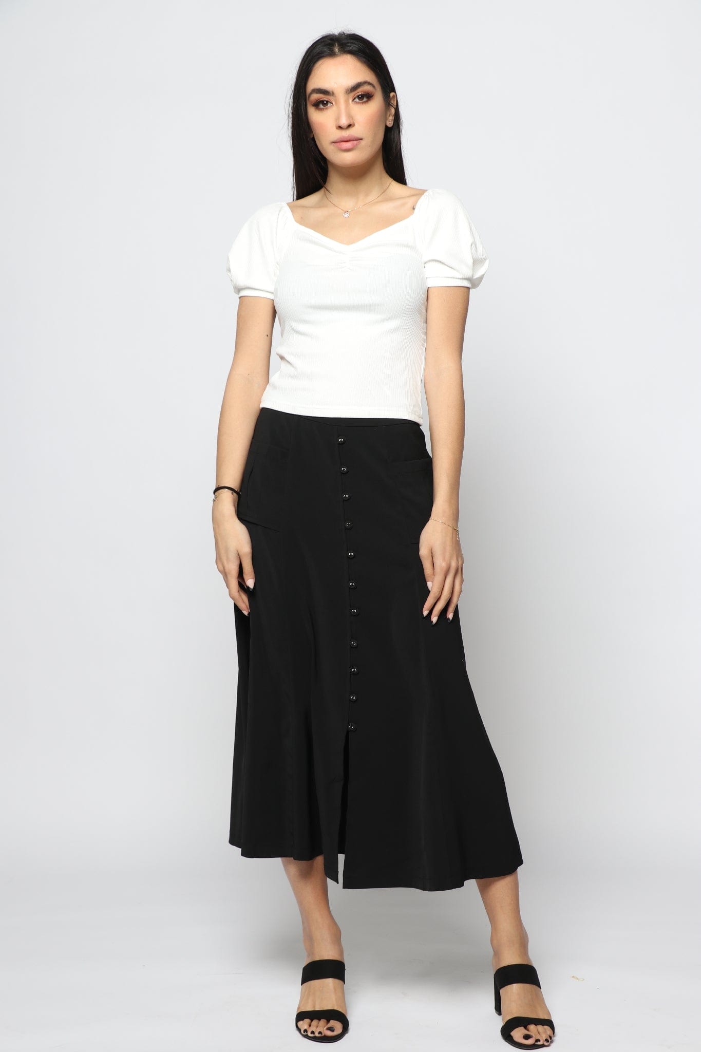 نتشي بلوزة مضلعة بأكمام قصيرة منفوخة نسائية