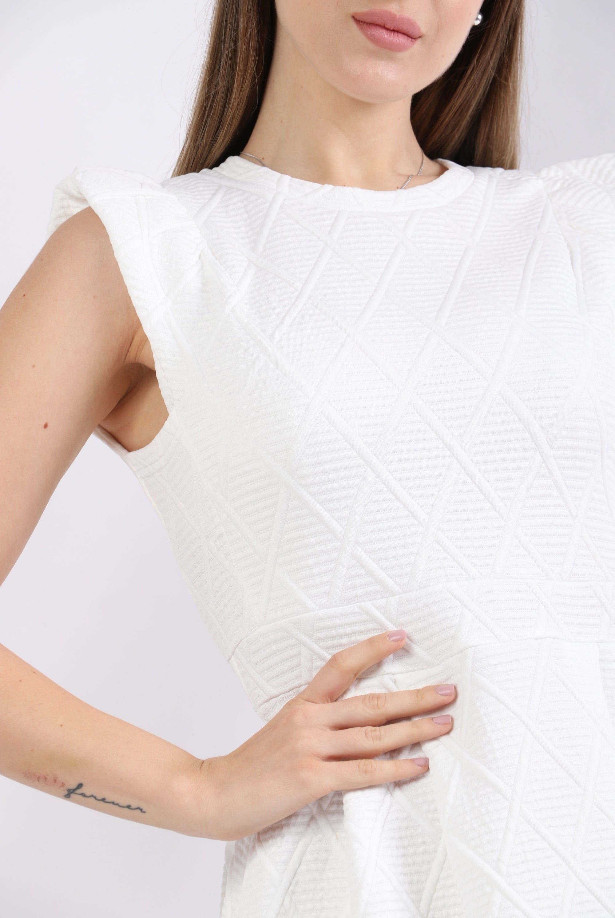 نتشي فستان ميدي بدون أكمام بفتحت صدر دائرية