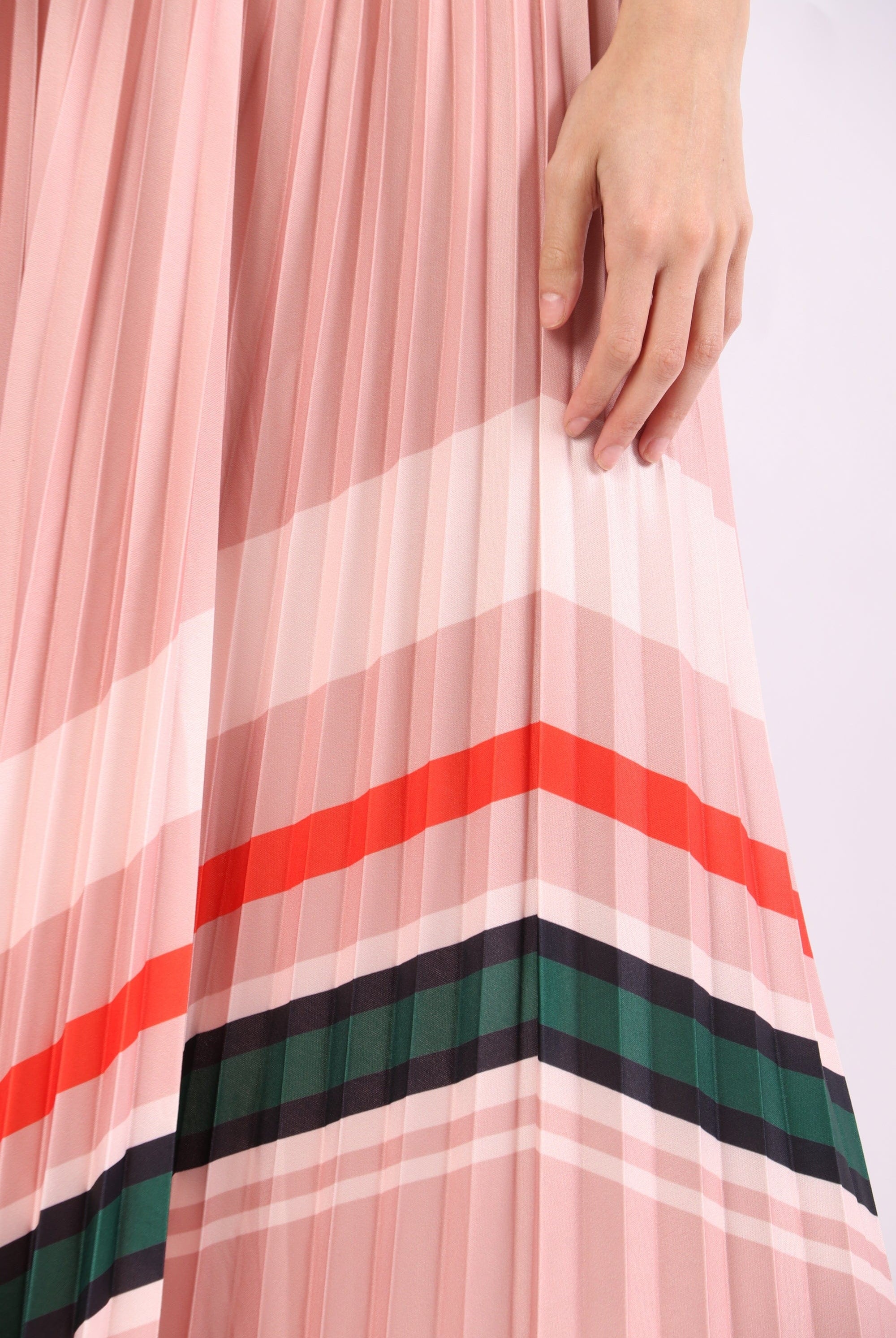 نتشي تنورة بليسية طويلة مخططة على نمط مثلث نسائية