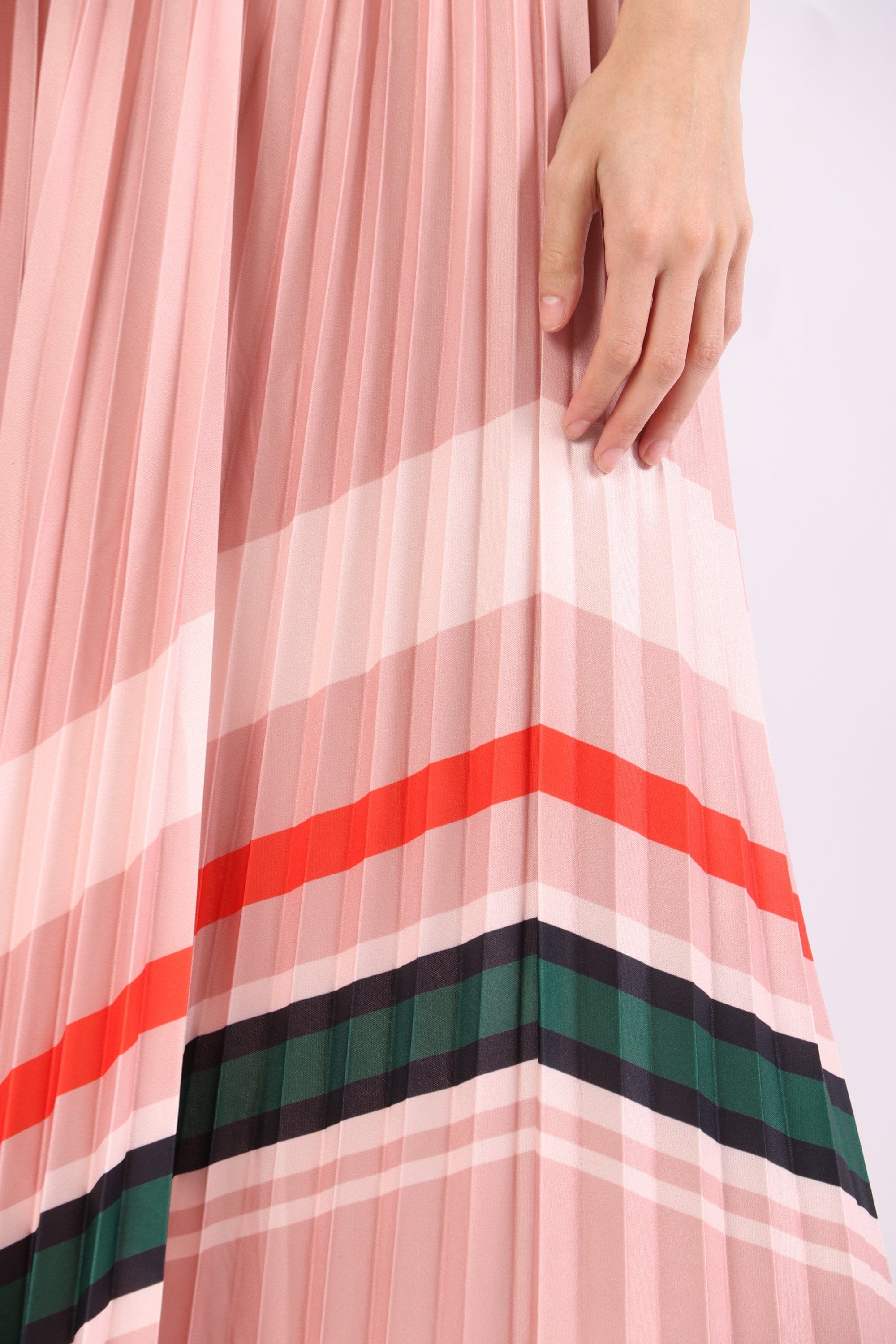 نتشي تنورة بليسية طويلة مخططة على نمط مثلث نسائية