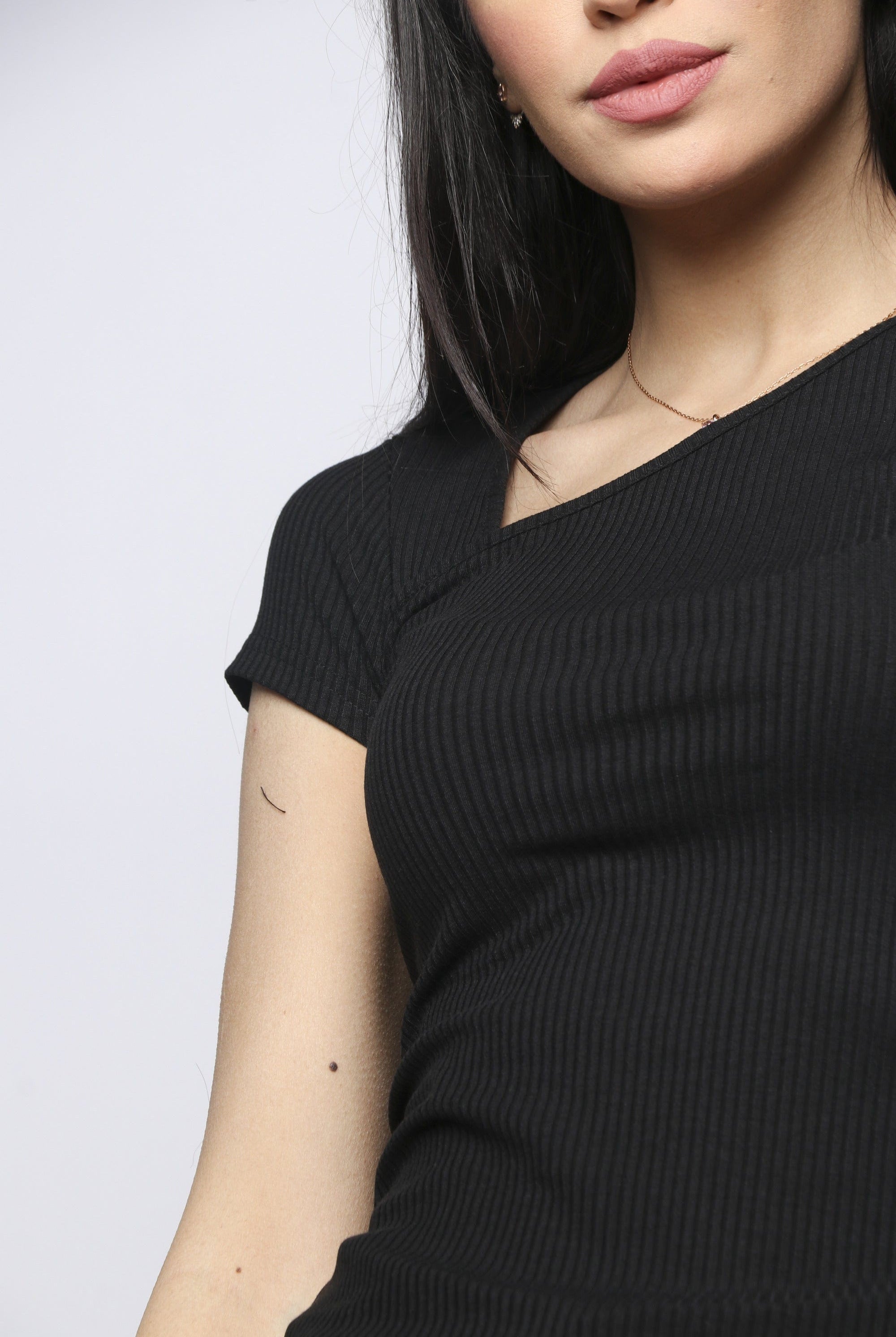 نتشي بلوزة سادة بفتحة صدر جانبية كم قصير نسائي