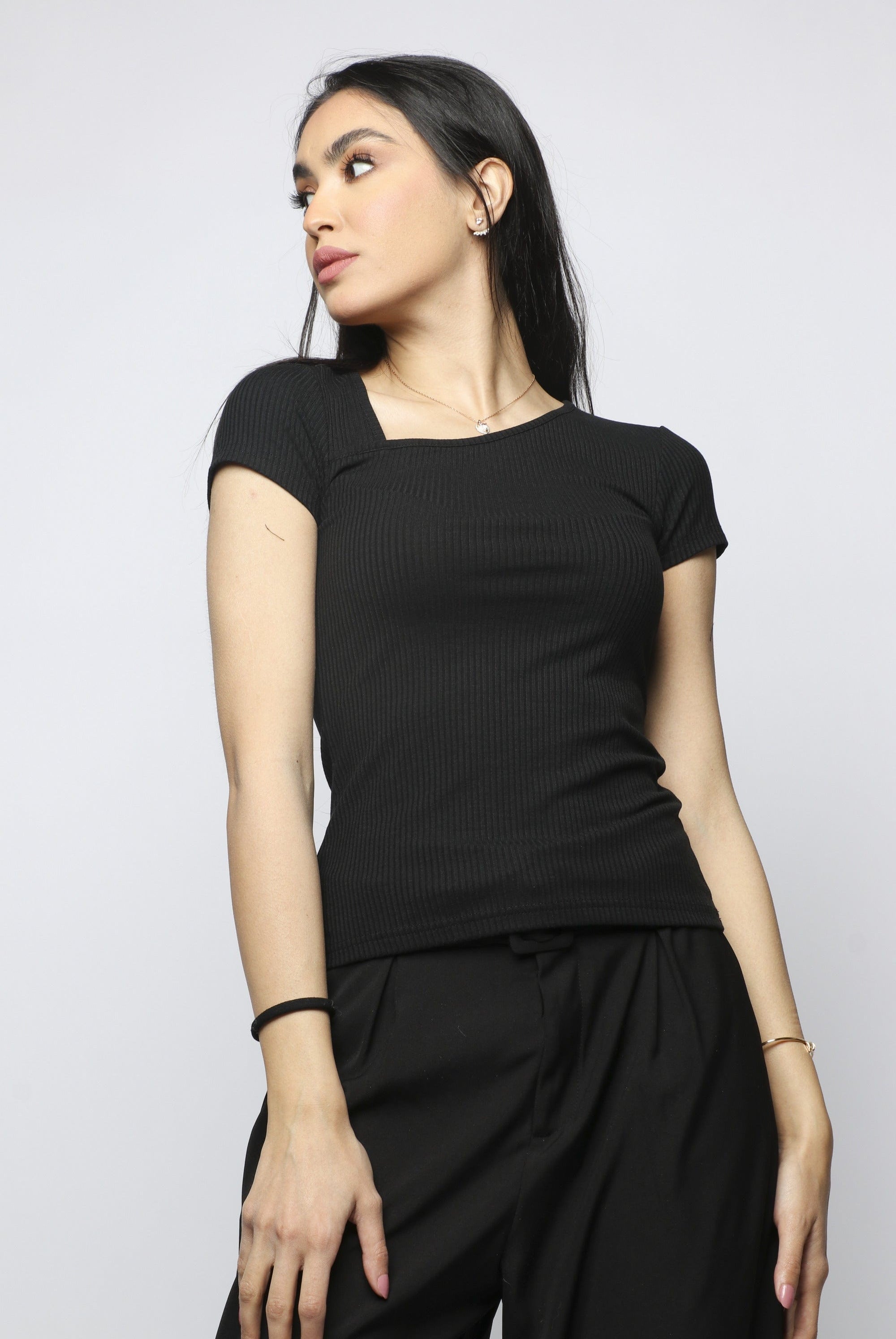 نتشي بلوزة سادة بفتحة صدر جانبية كم قصير نسائي