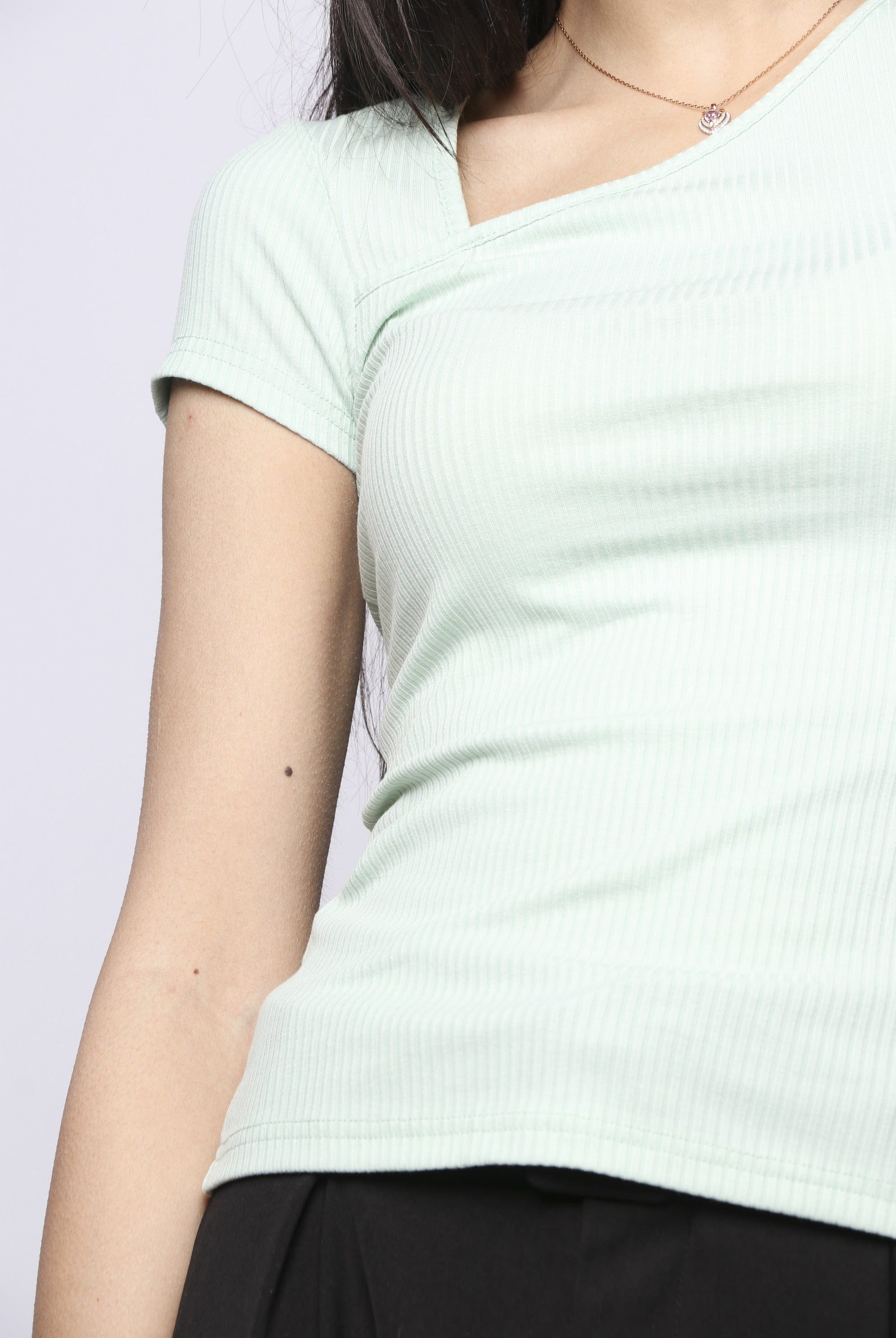 نتشي بلوزة سادة بفتحة صدر جانبية كم قصير نسائي