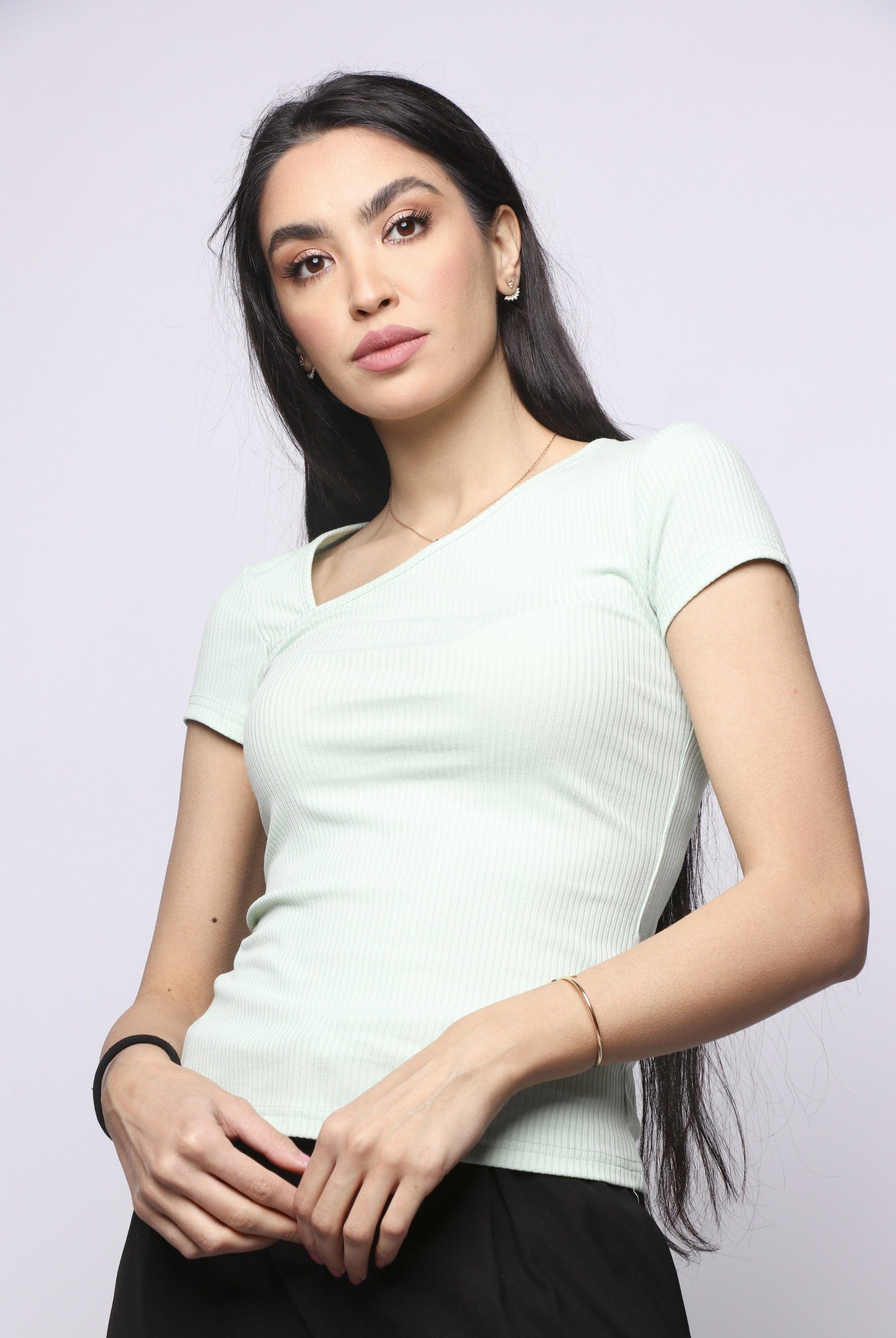 نتشي بلوزة سادة بفتحة صدر جانبية كم قصير نسائي