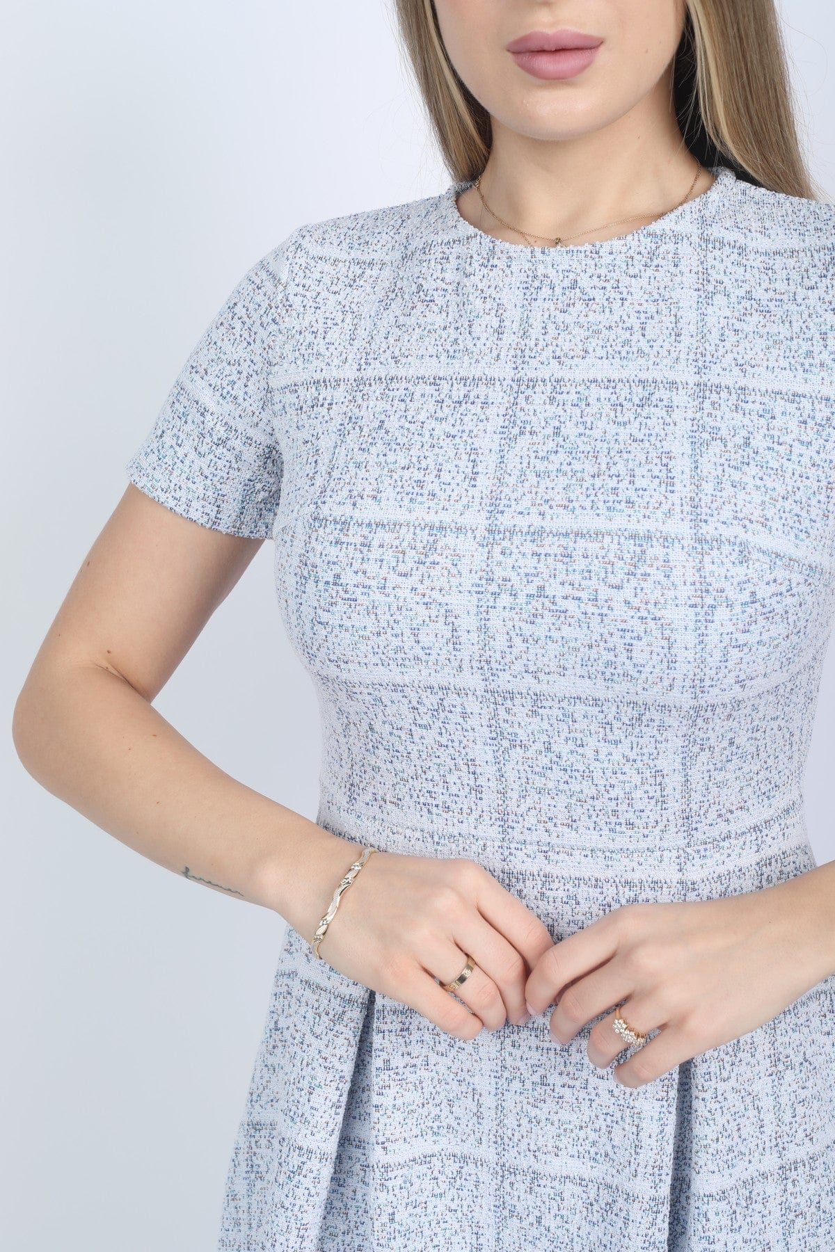 نتشي فستان ميدي مربعات مخصر بأكمام قصيرة