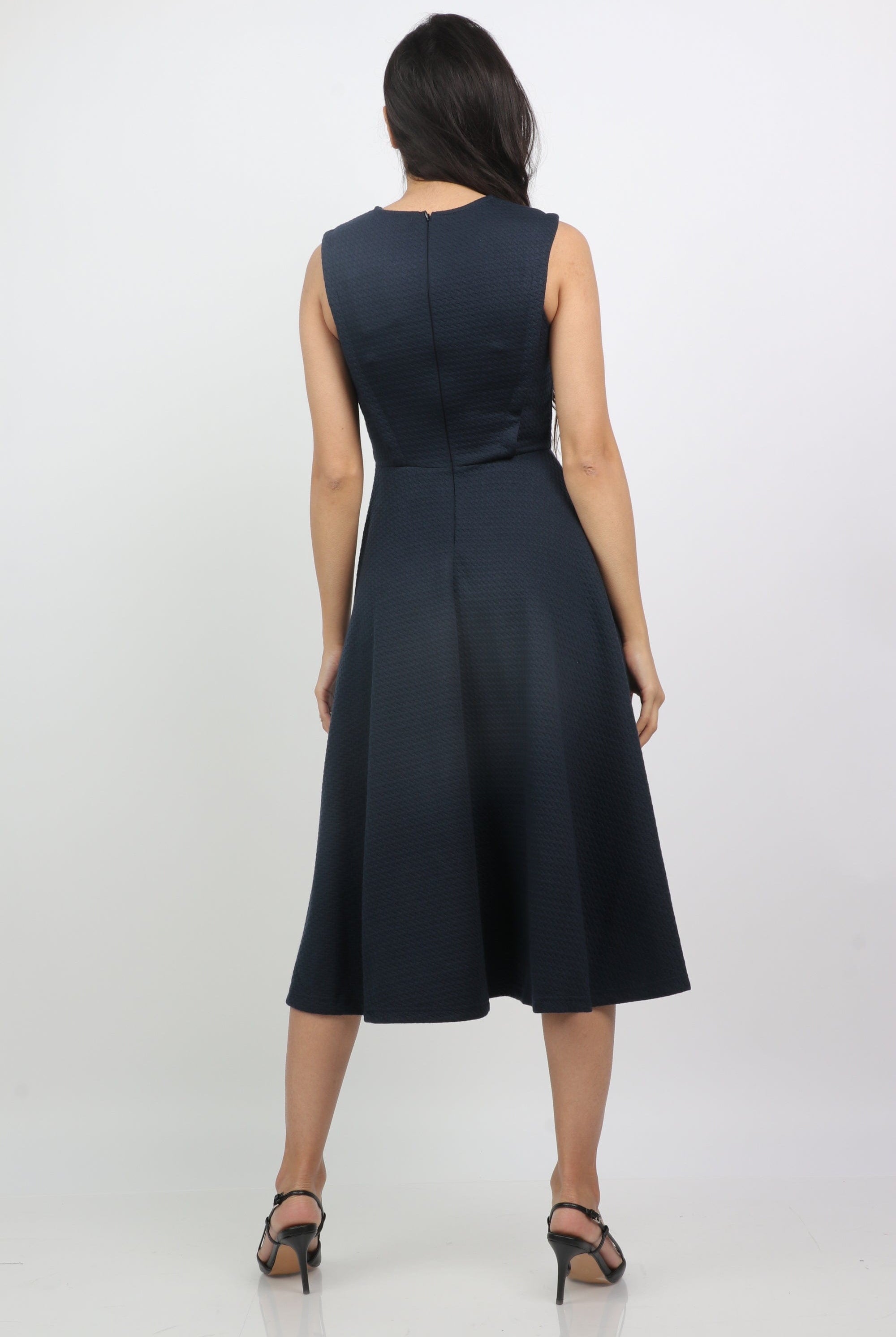 نتشي فستان ميدي رسمي سادة بدون كم