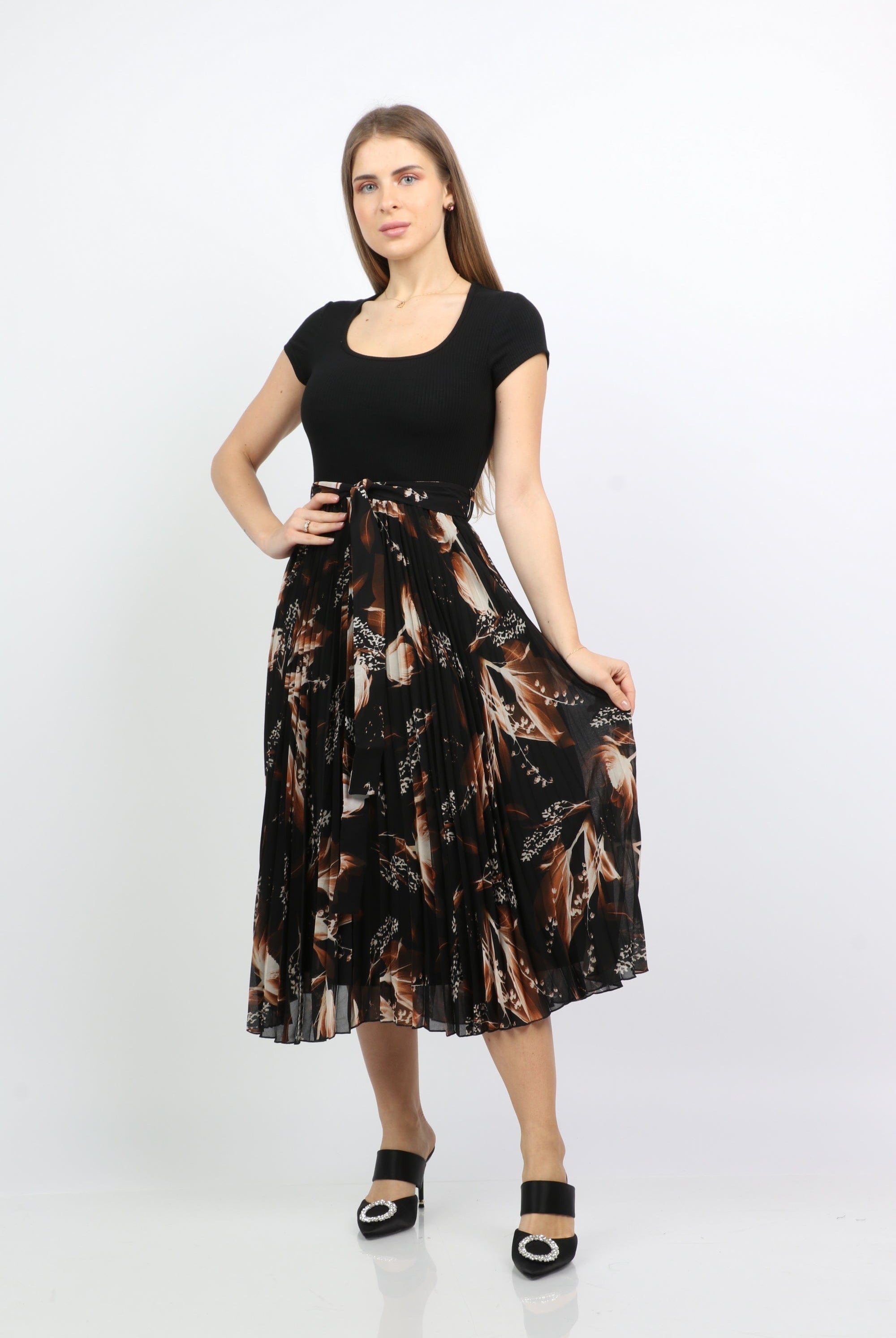 نتشي فستان ميدي قصير الأكمام بياقة دائرية