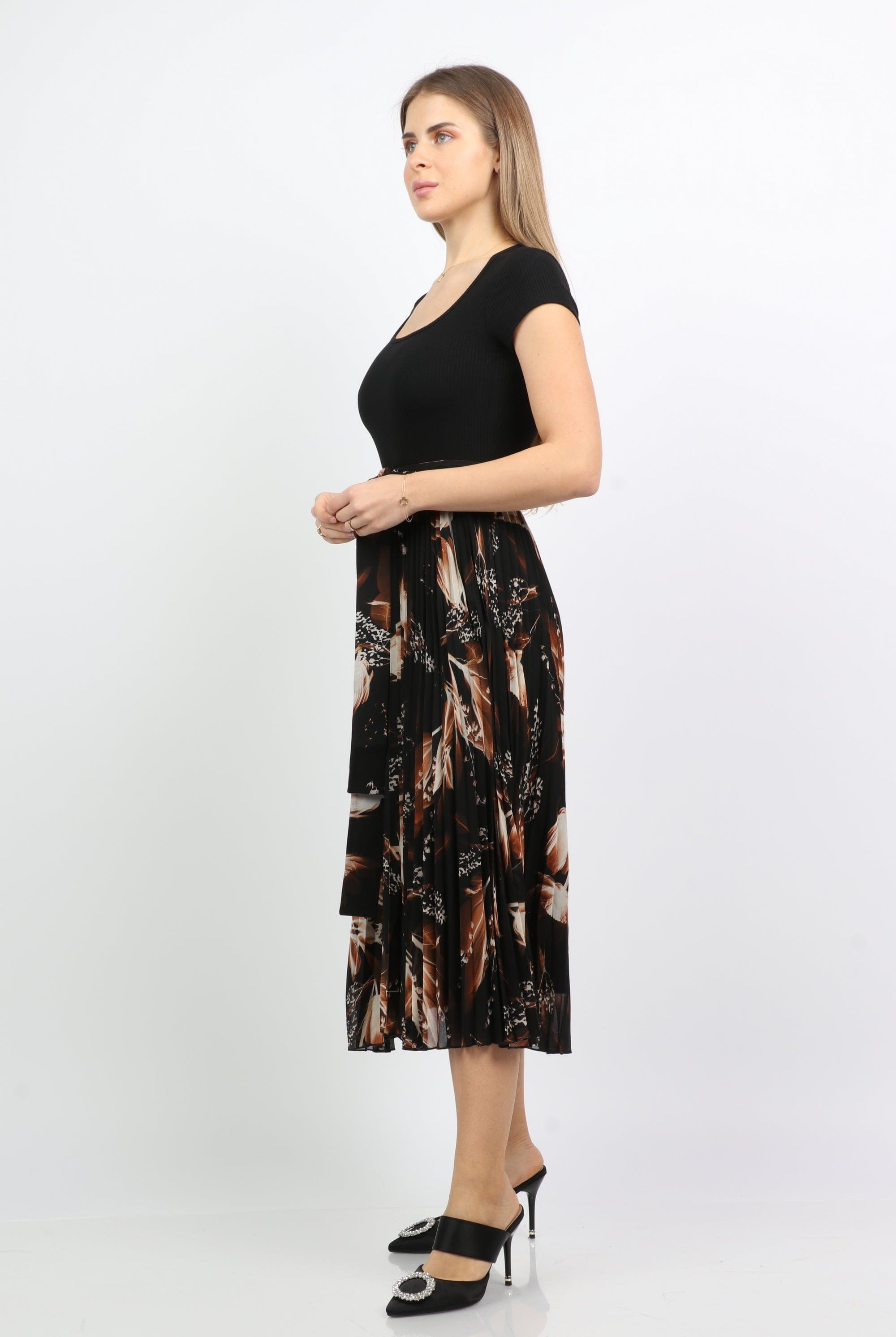 نتشي فستان ميدي قصير الأكمام بياقة دائرية