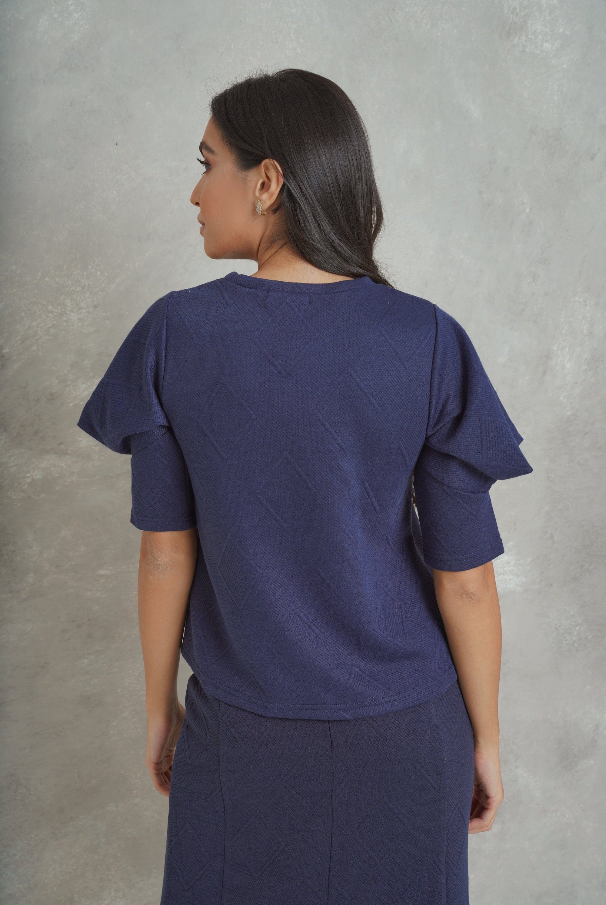 نتشي بلوزة كلاسيك سادة بتطريز بارز نص كم منفوخ