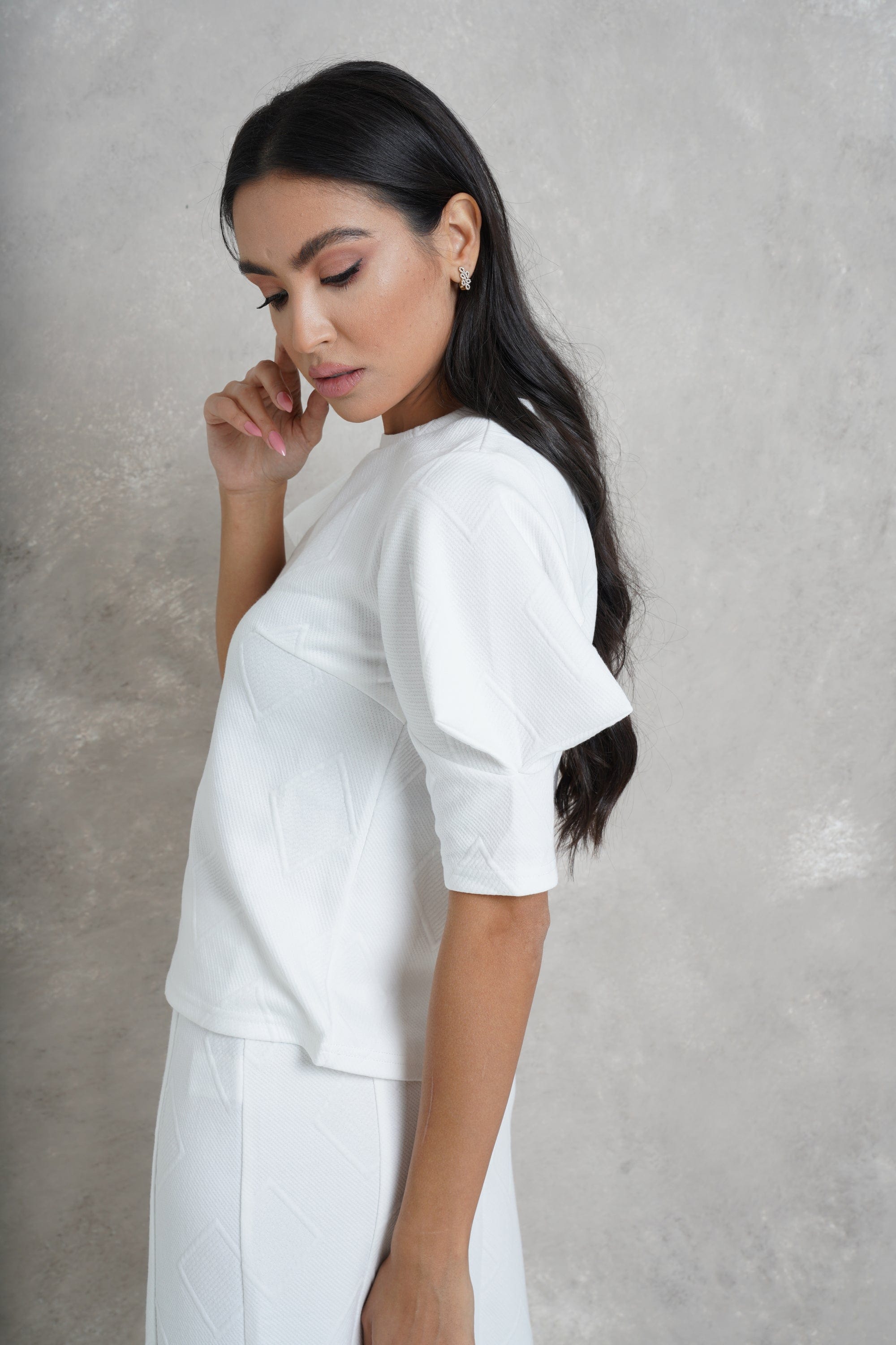 نتشي بلوزة كلاسيك سادة بتطريز بارز نص كم منفوخ