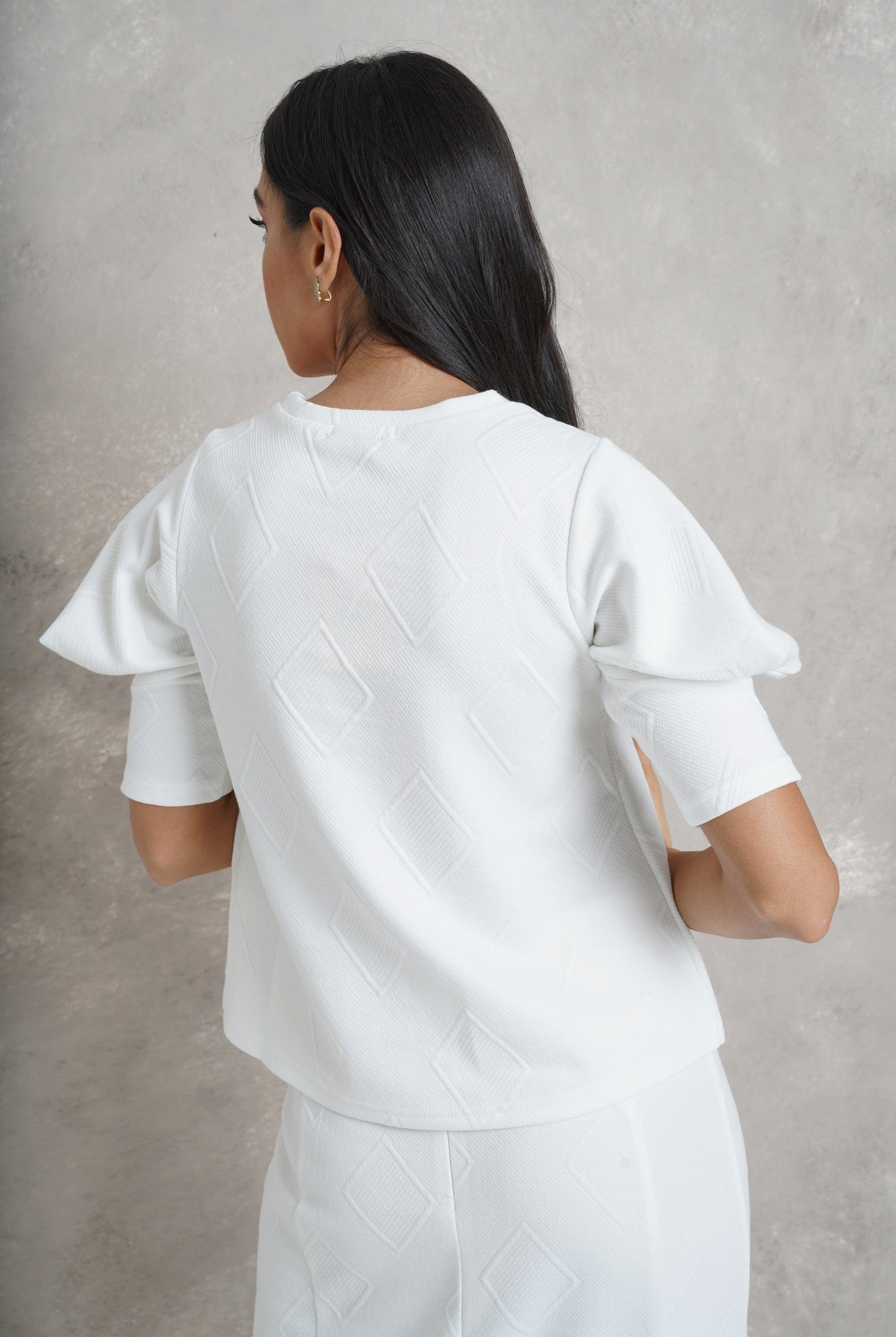 نتشي بلوزة كلاسيك سادة بتطريز بارز نص كم منفوخ