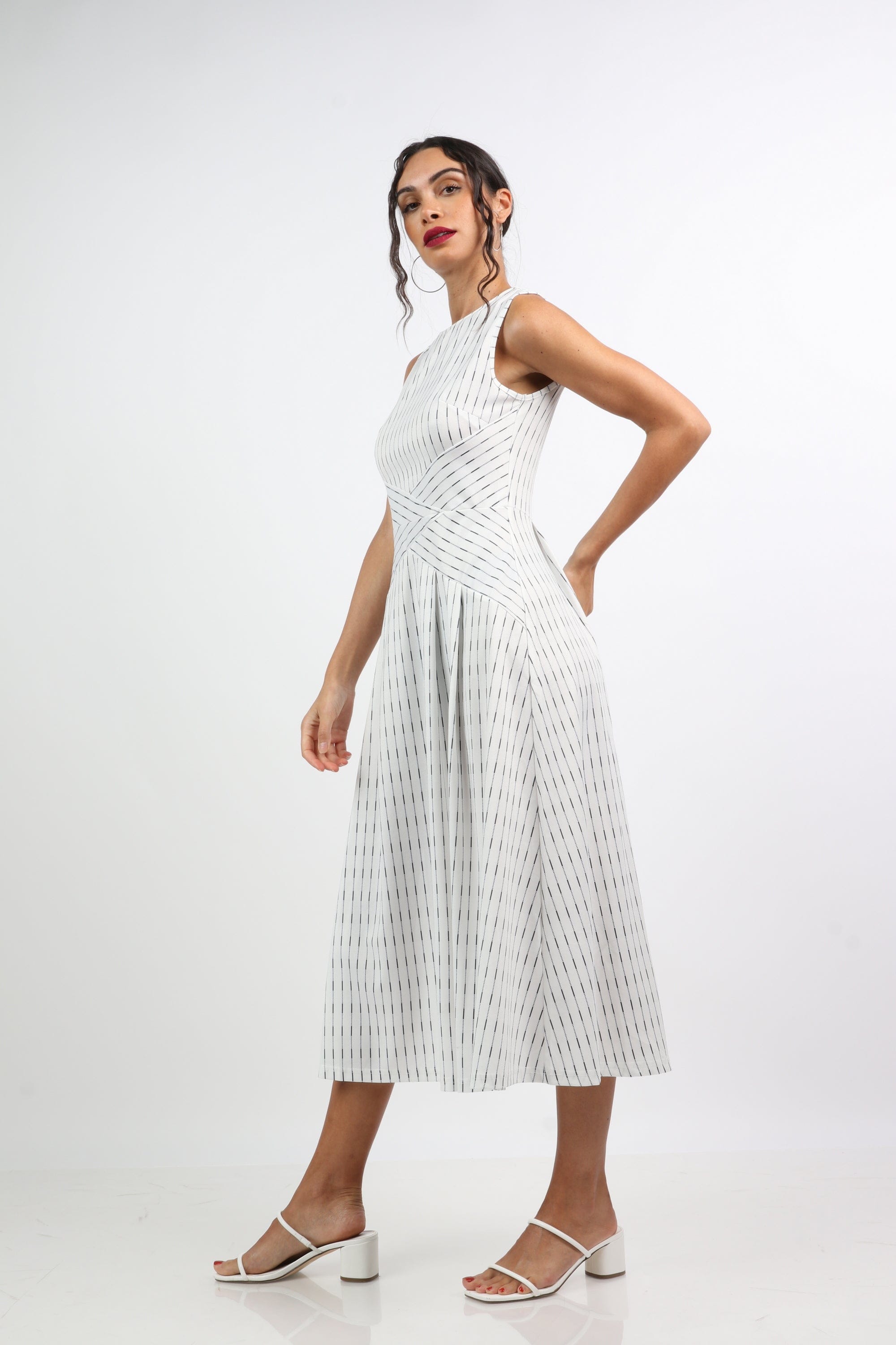 نتشي فستان ميدي منقوش كلاسيكي بدون كم