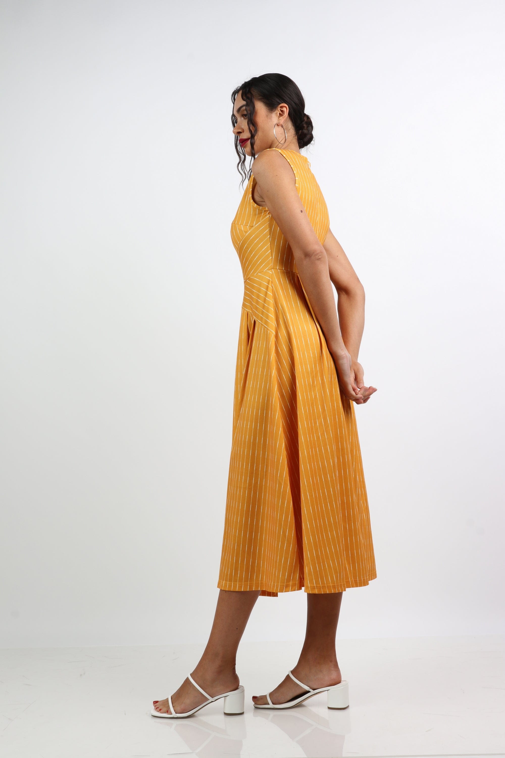 نتشي فستان ميدي منقوش كلاسيكي بدون كم