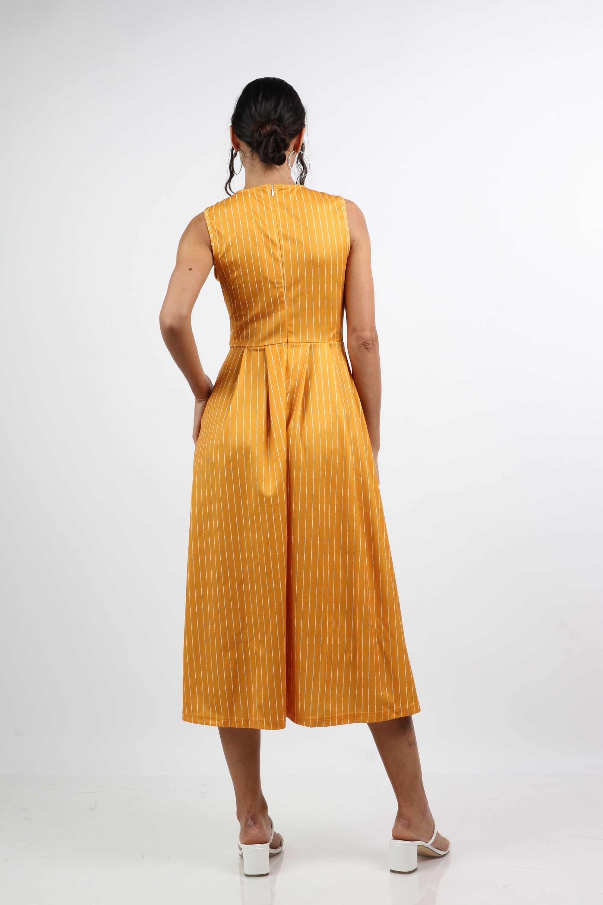 نتشي فستان ميدي منقوش كلاسيكي بدون كم