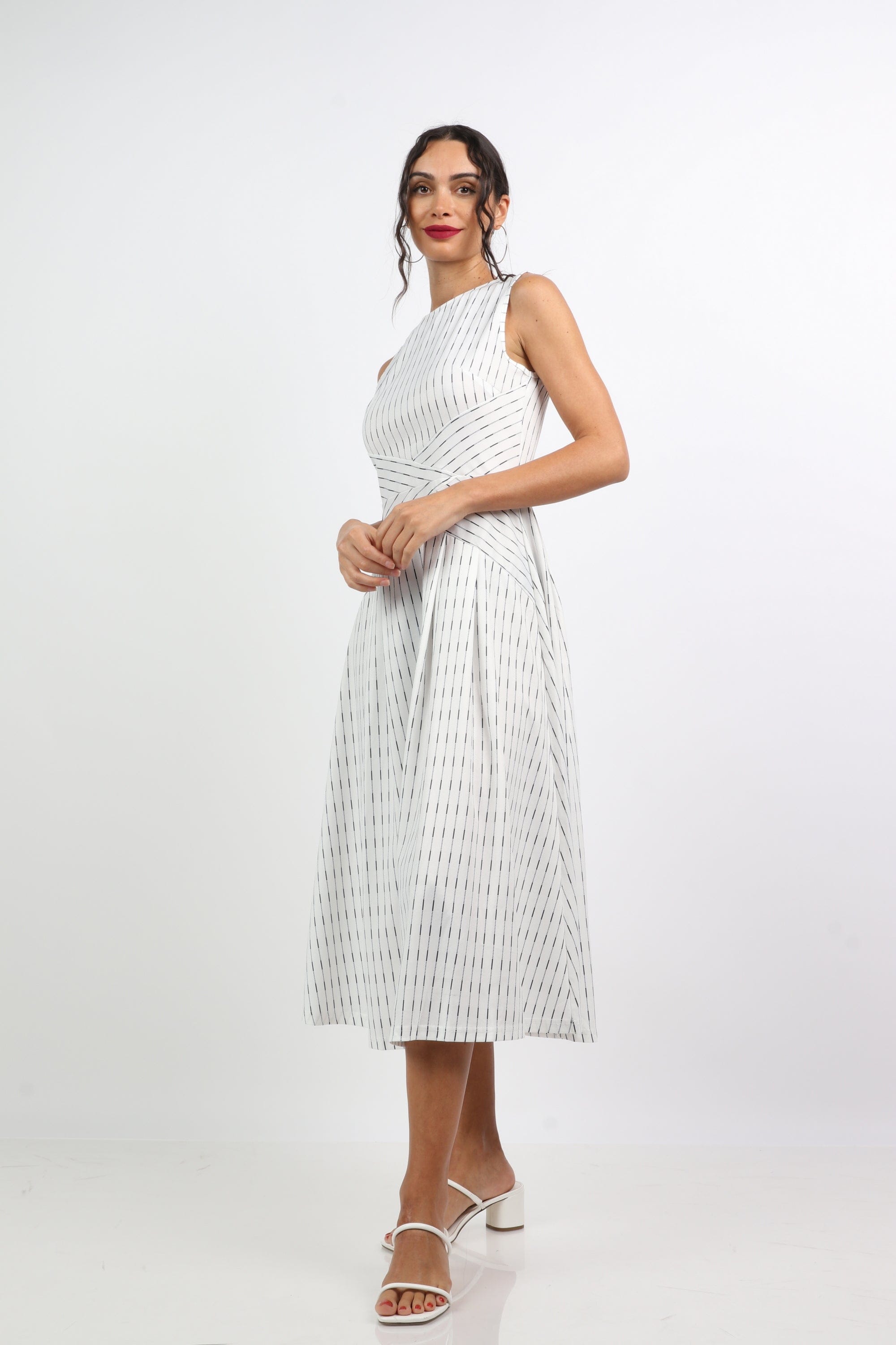 نتشي فستان ميدي منقوش كلاسيكي بدون كم