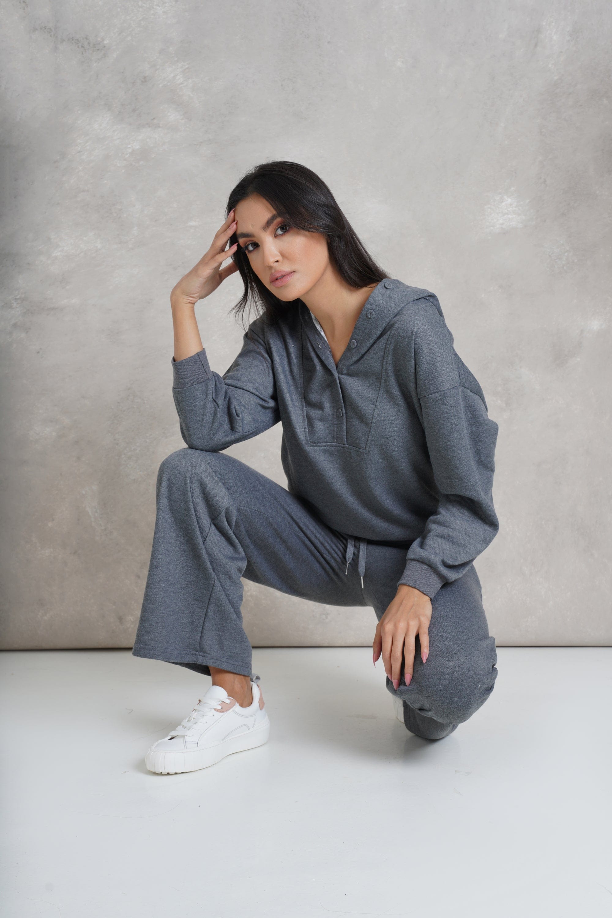 نتشي بلوزة هودي رياضي بأزرار وقبعة خلفية كم طويل نسائي