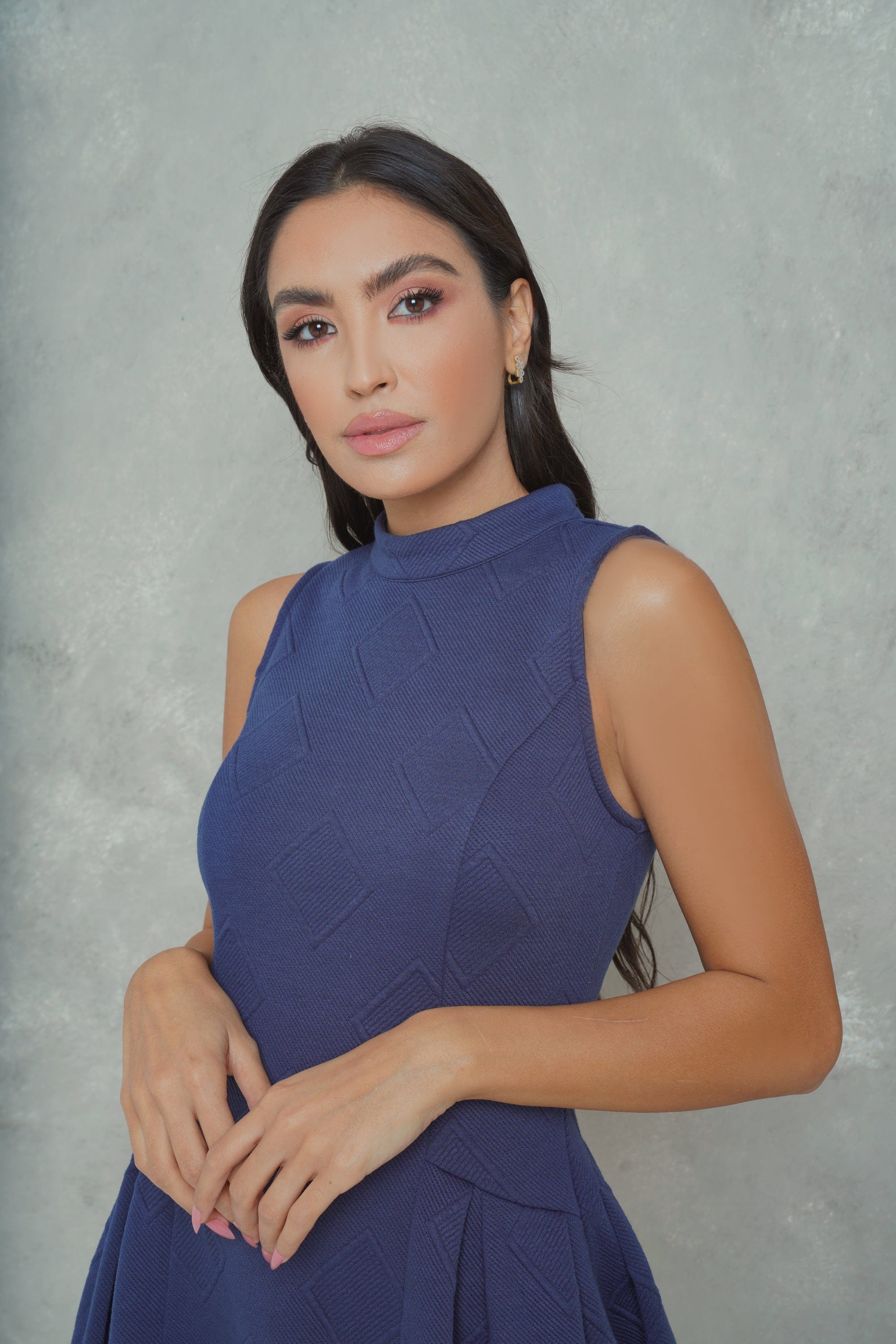 نتشي فستان ميدي سادة واسع بياقة طويلة بدون كم