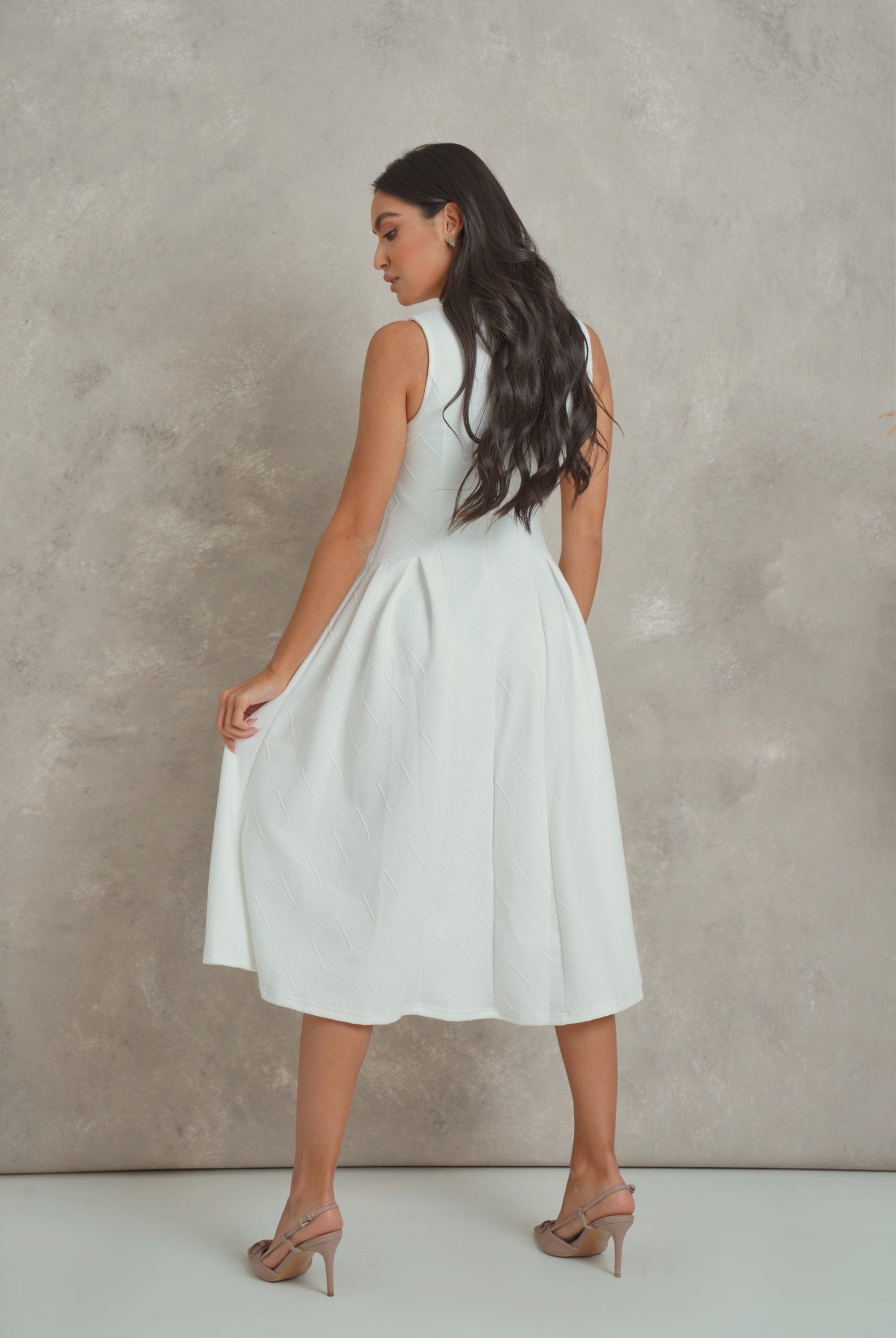 نتشي فستان ميدي سادة واسع بياقة طويلة بدون كم