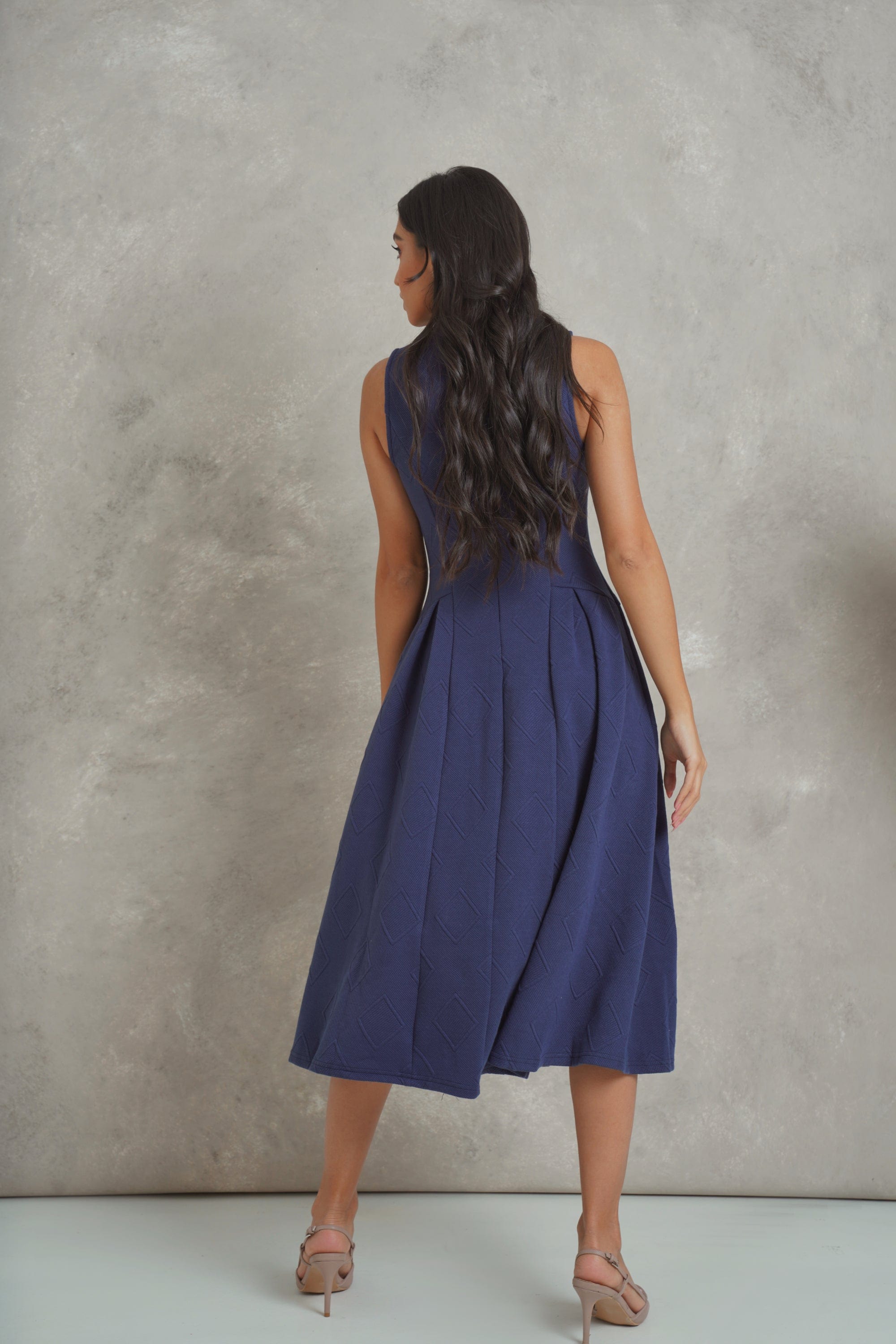 نتشي فستان ميدي سادة واسع بياقة طويلة بدون كم