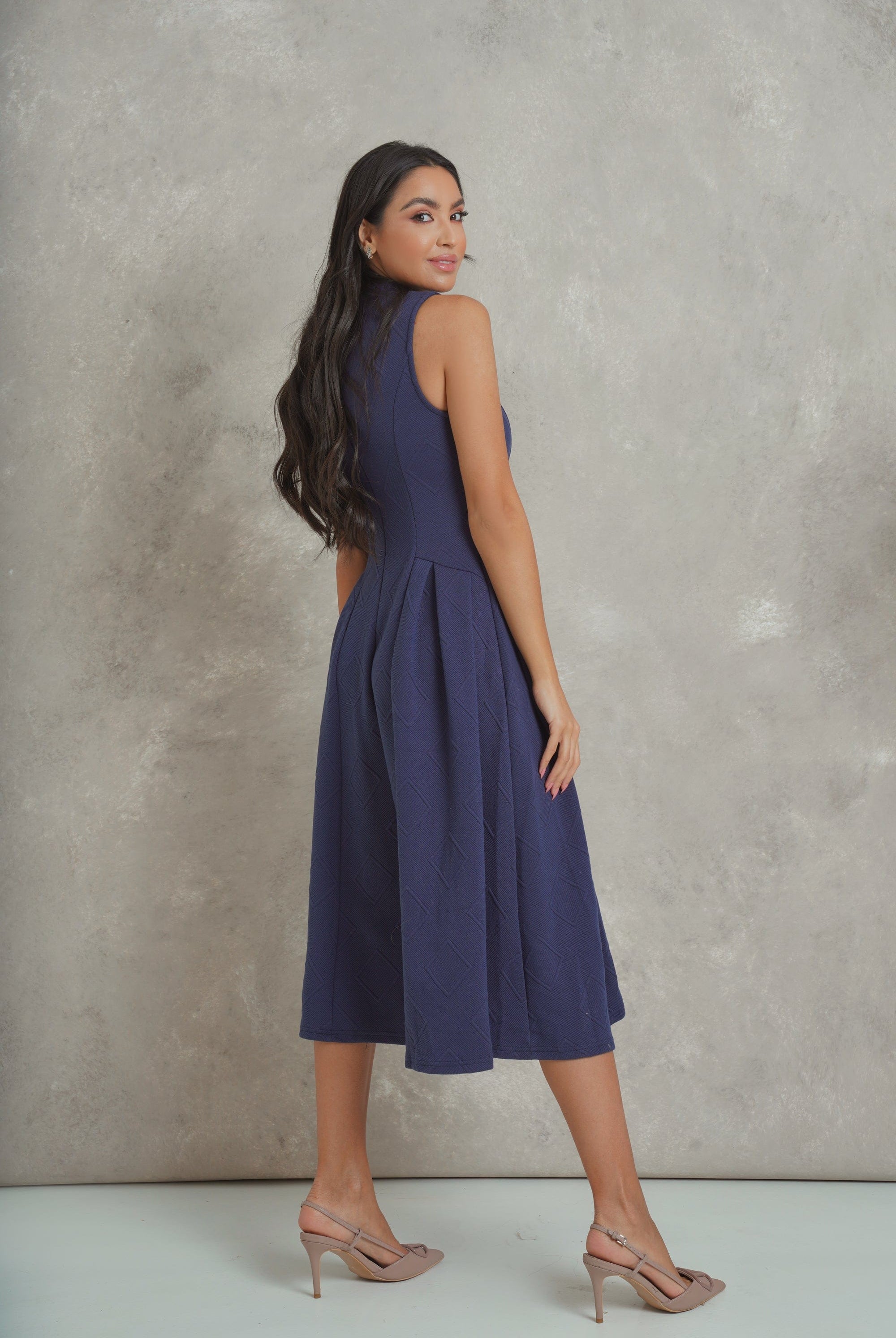 نتشي فستان ميدي سادة واسع بياقة طويلة بدون كم