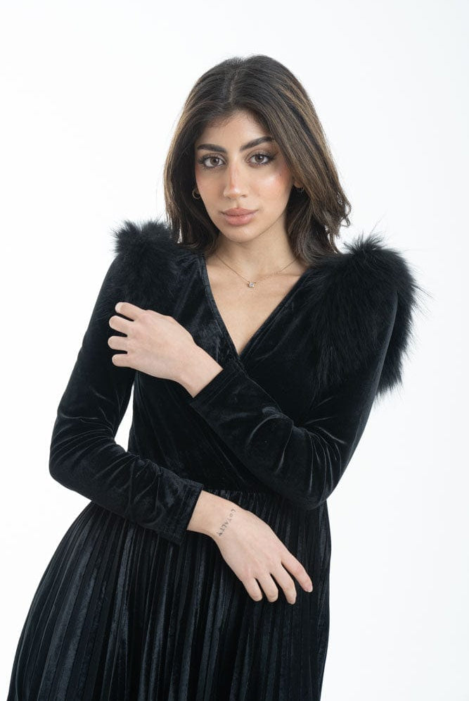 نتشي فستان ميدي بأكمام طويلة بليسية مزين بفرو أسود