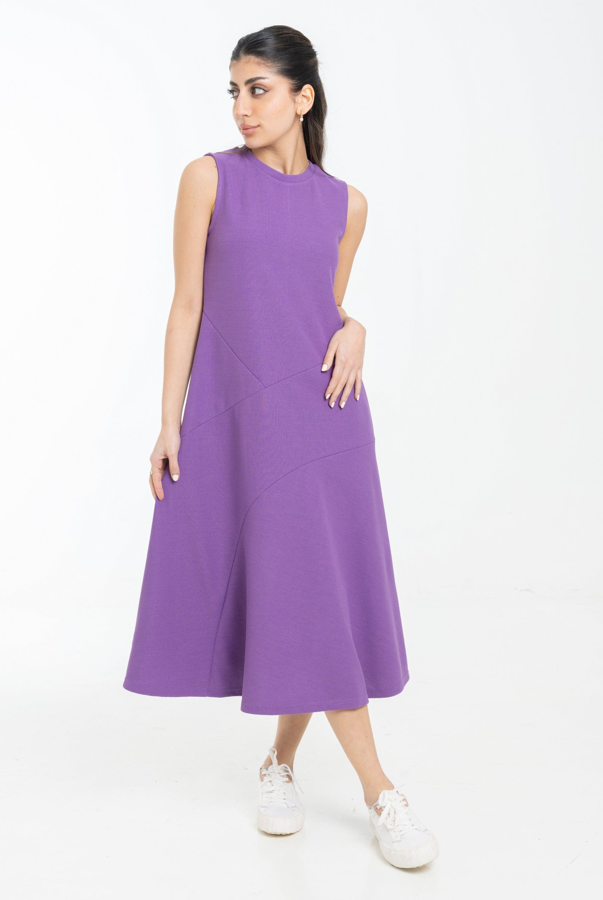 نتشي فستان ميدي بدون اكمام ورقب دائرية