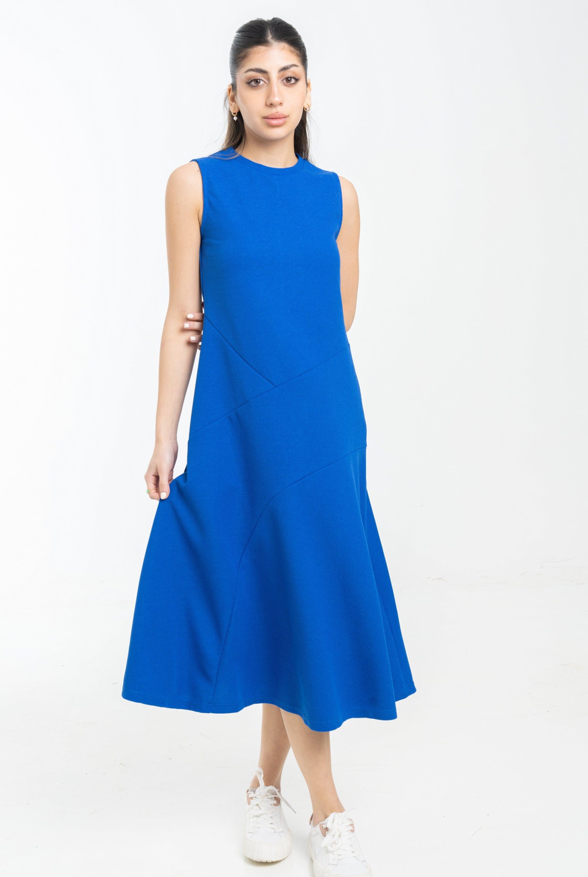 نتشي فستان ميدي بدون اكمام ورقب دائرية