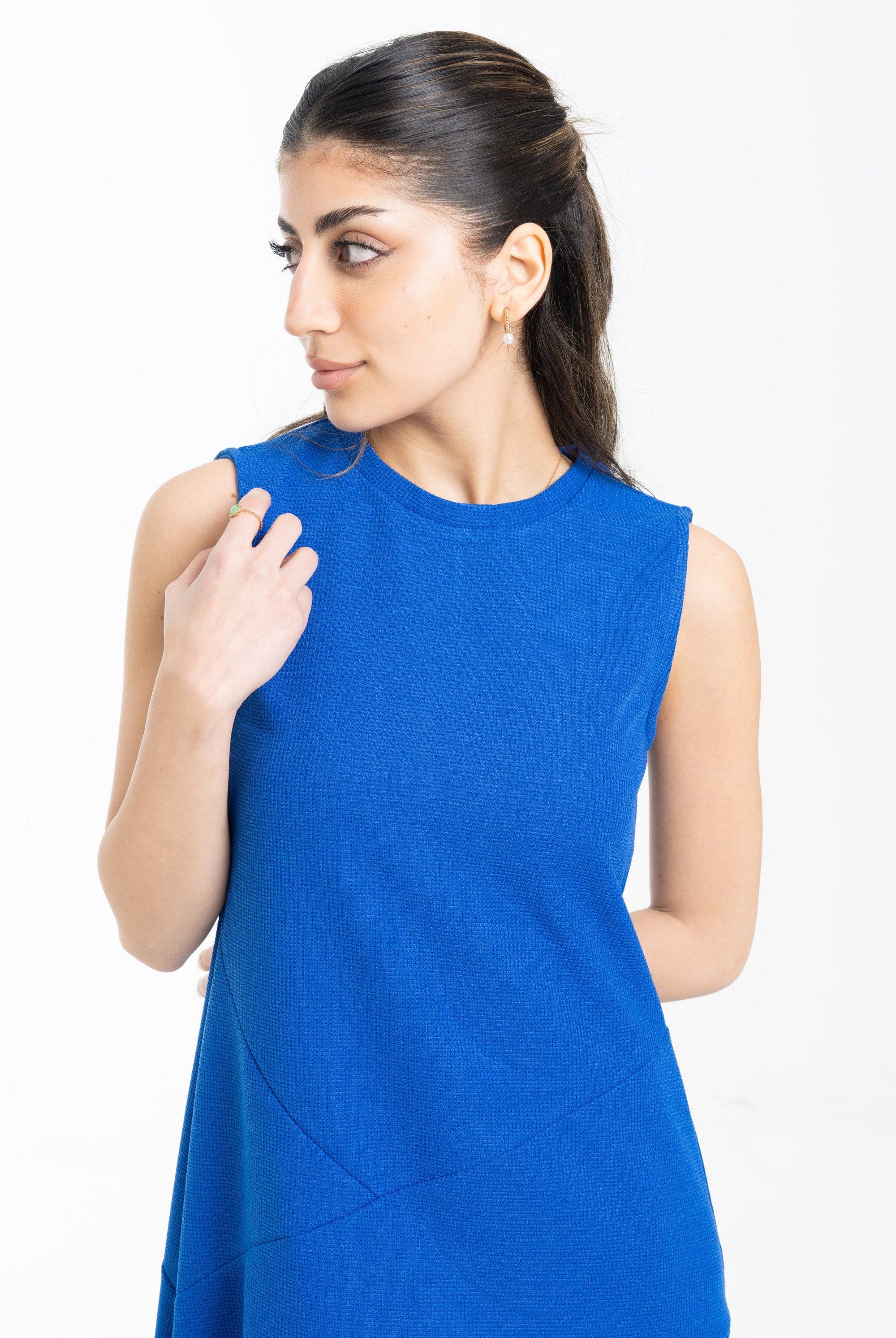 نتشي فستان ميدي بدون اكمام ورقب دائرية